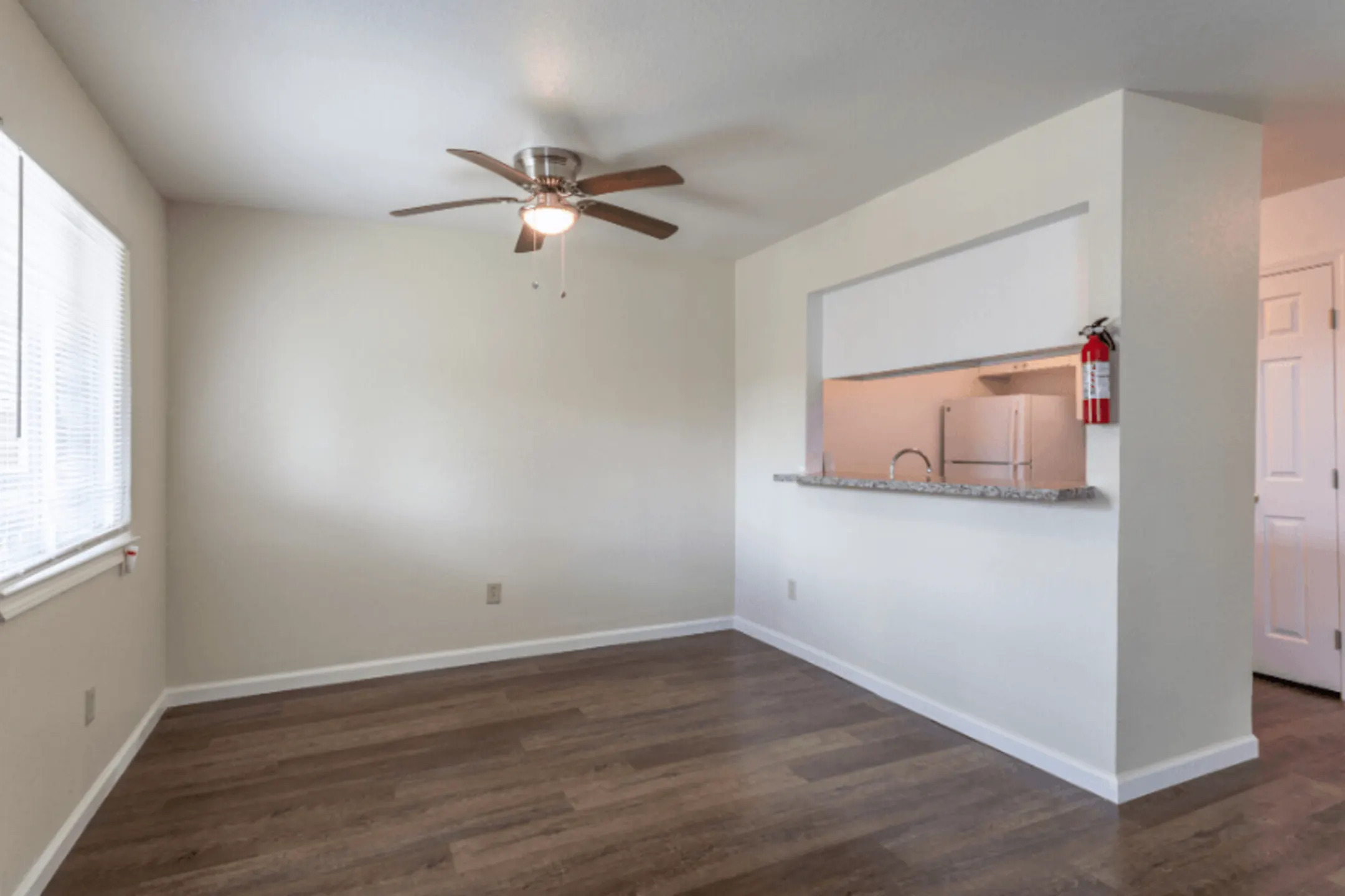 Castlewood Apartments 401 Lakeview Dr Clute, TX Apartments for Rent