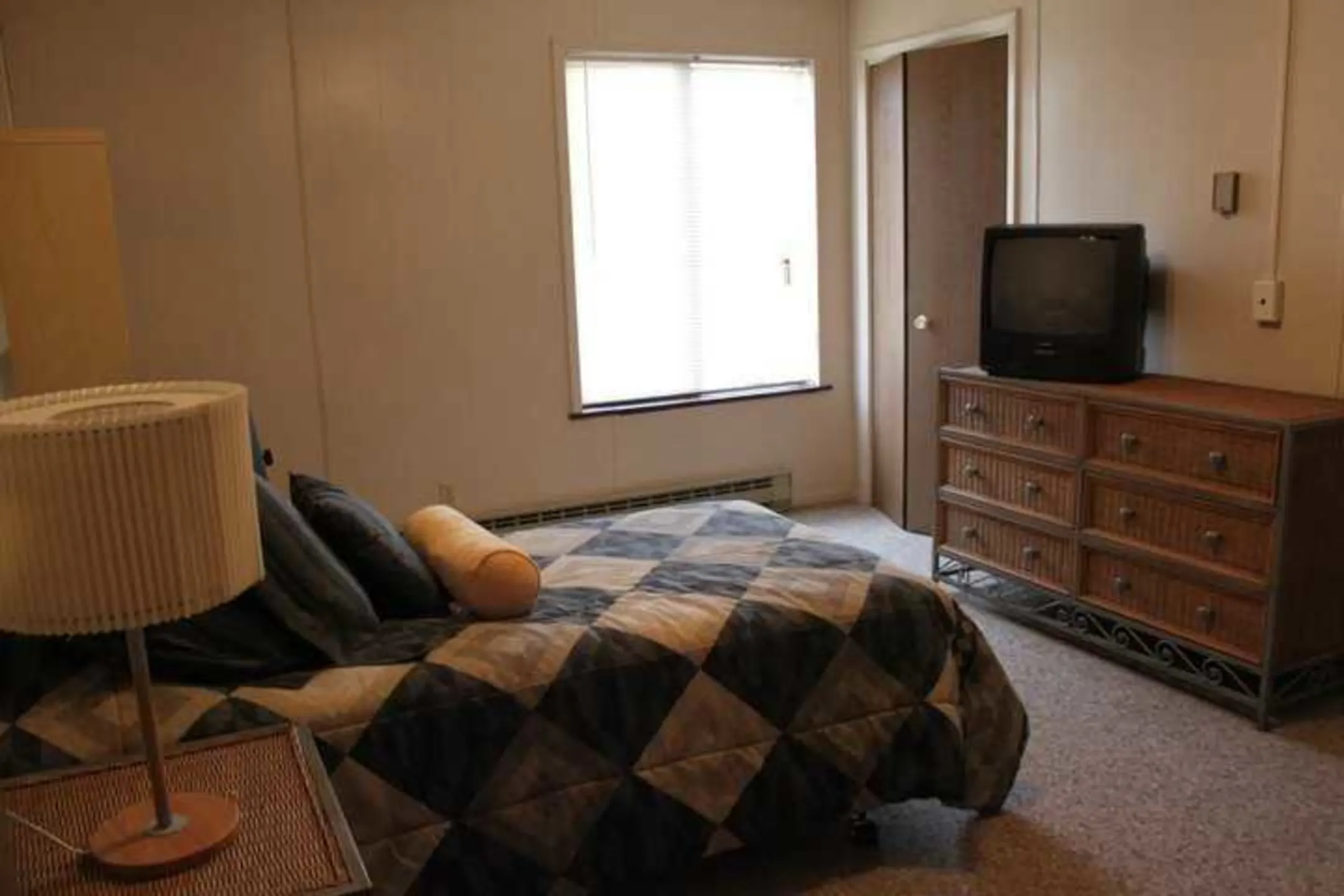 Bedroom - Crestview Apartments - West Lafayette, IN