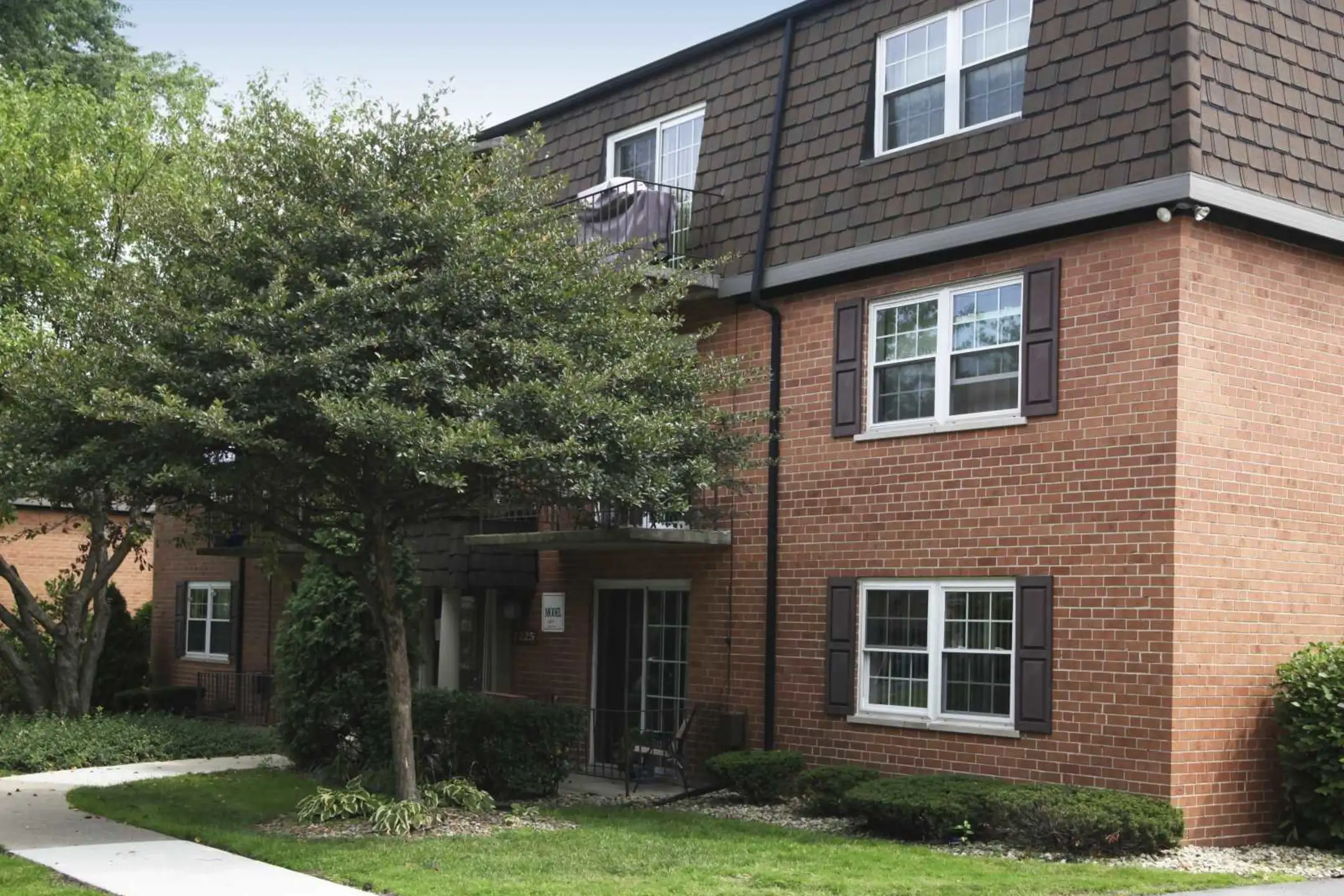 Building - Chateau Royale Apartments - Worth, IL