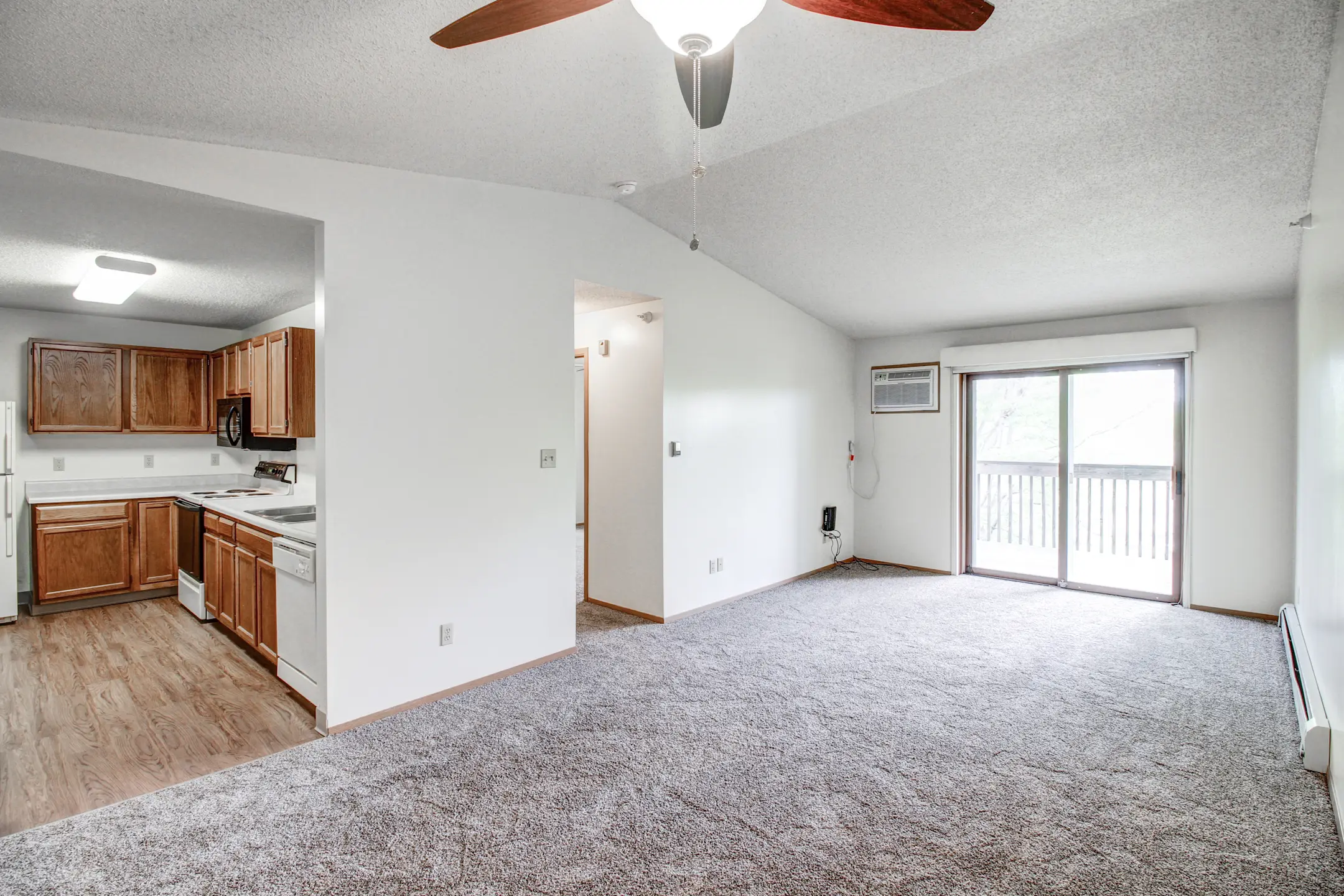 Oakland Pointe Apartments Altoona, IA 50009