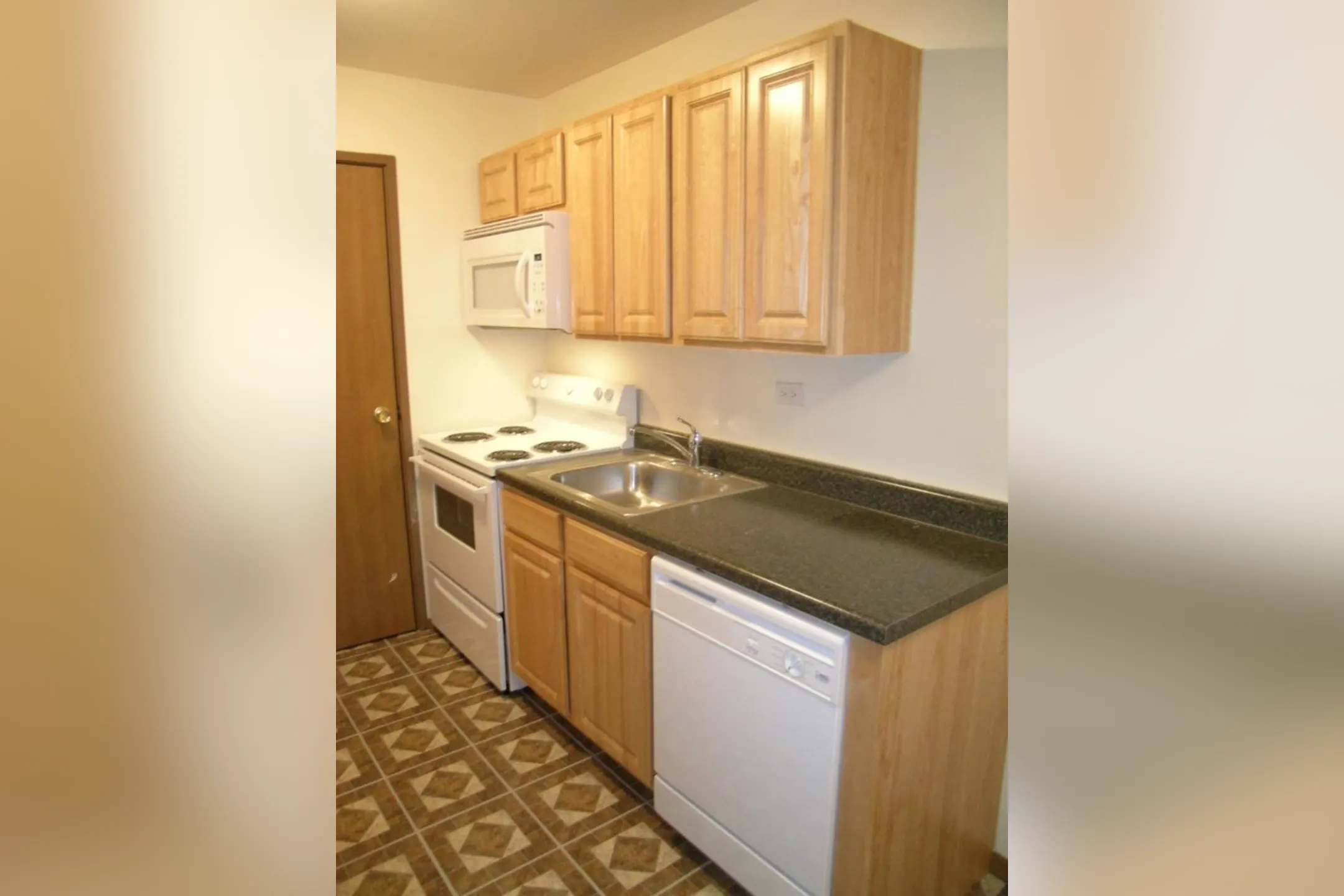 Kitchen - Brookstone Apartments - Waukegan, IL