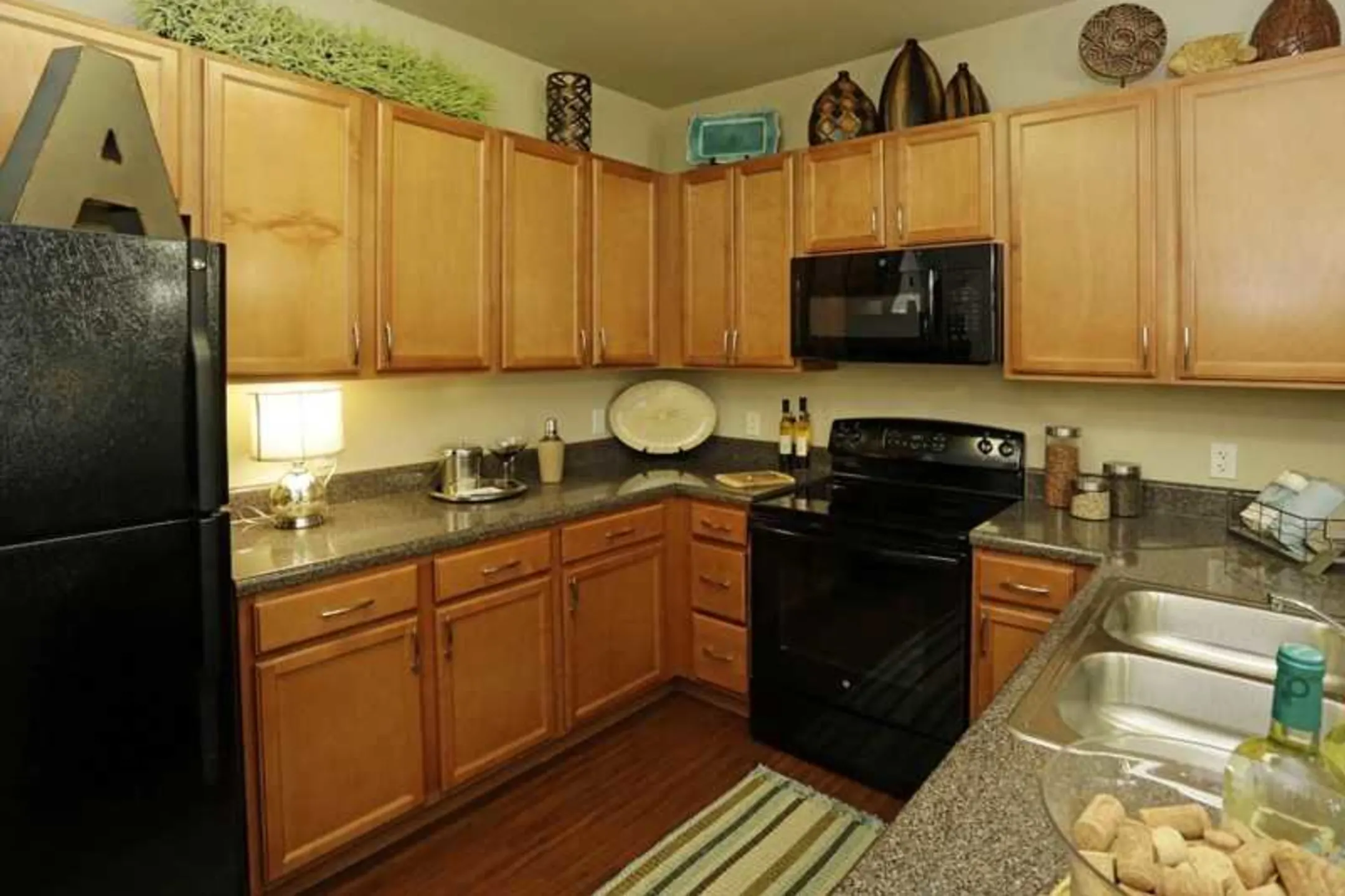 Kitchen - Avalon Apartments - Pensacola, FL