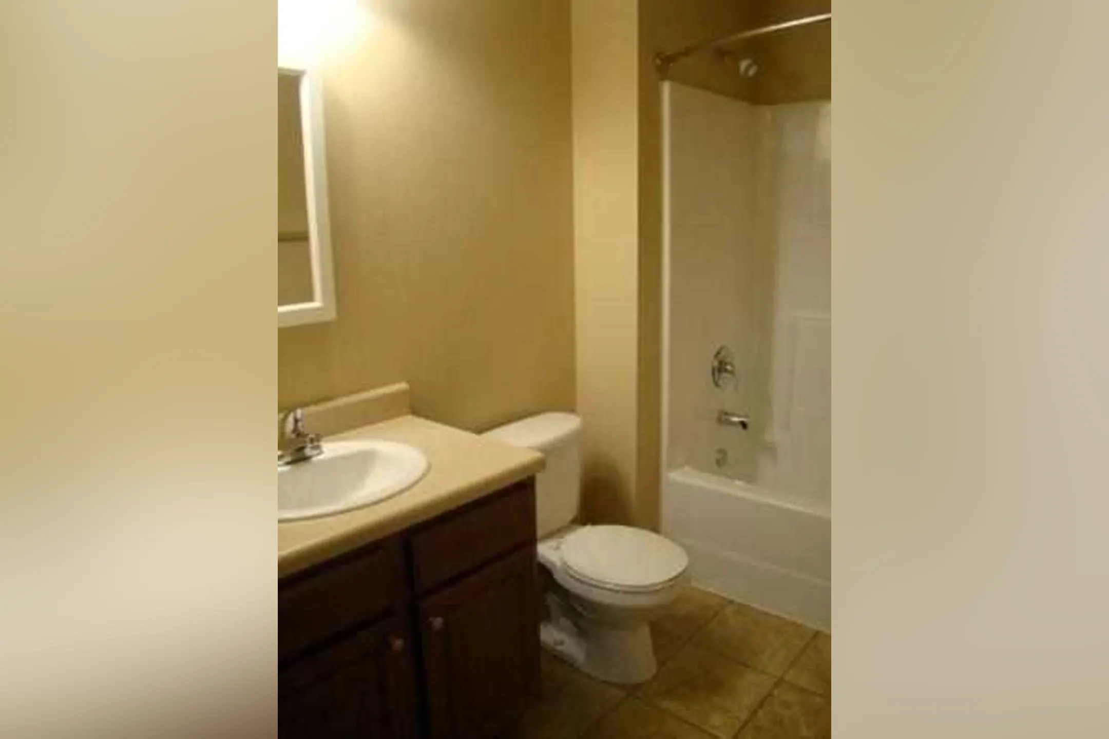 Bathroom - Mirada Manor Apartments - Sioux Falls, SD