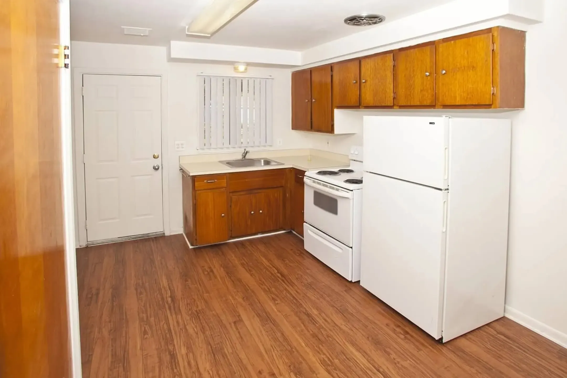 Campbell Row Apartments 2603 N Campbell Rd Royal Oak, MI Apartments