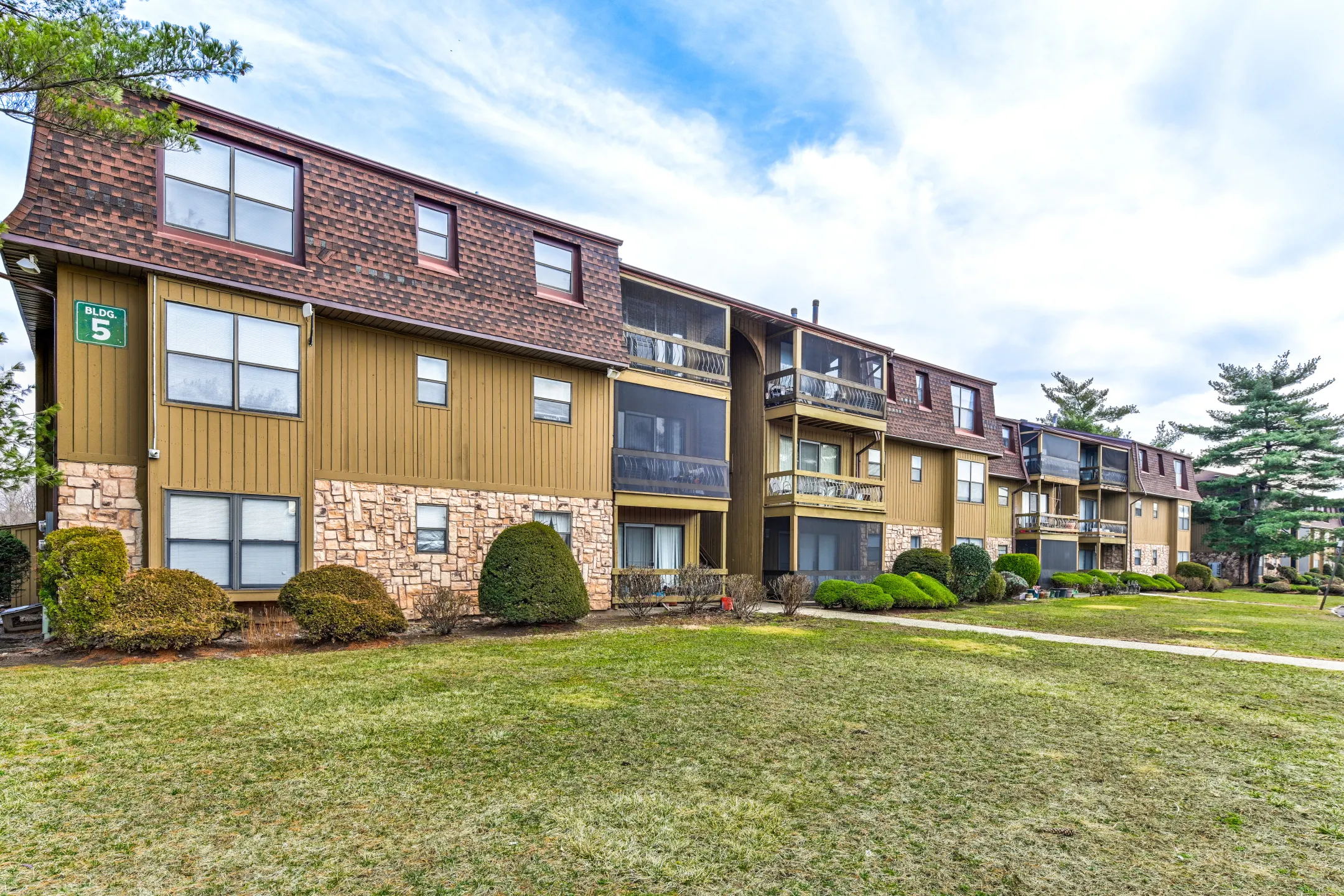 Waterside Village Apartments - Little Ferry, NJ 07643