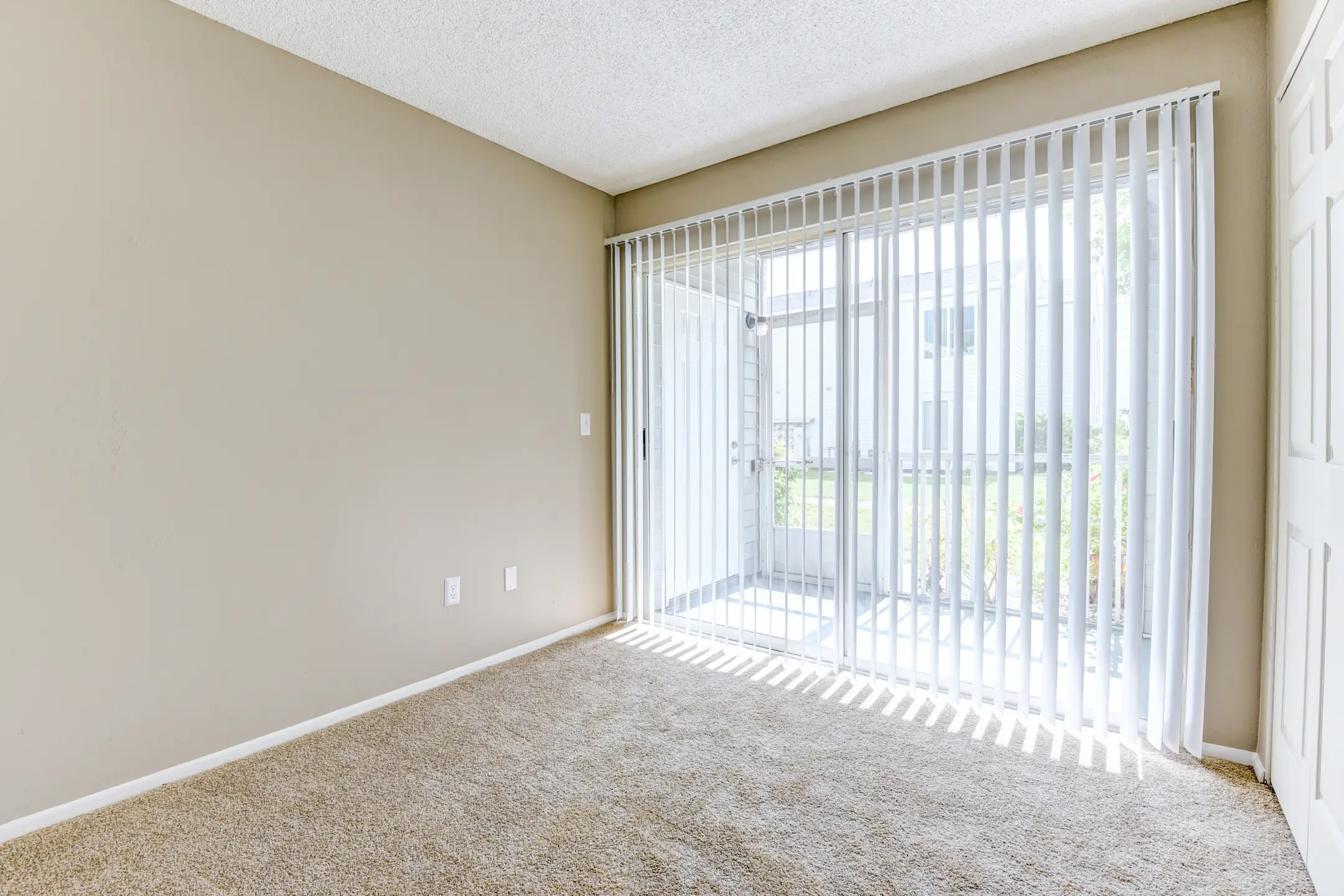 Living Room - Aaron Lake Apartments - Bradenton, FL