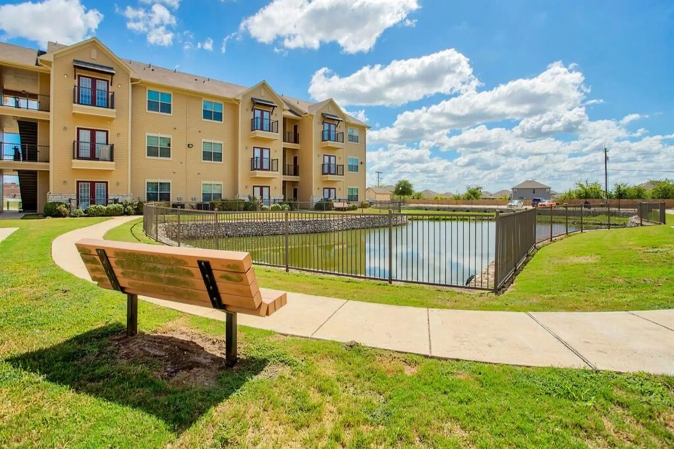 Oak Hollow Apartments Seguin, TX 78155