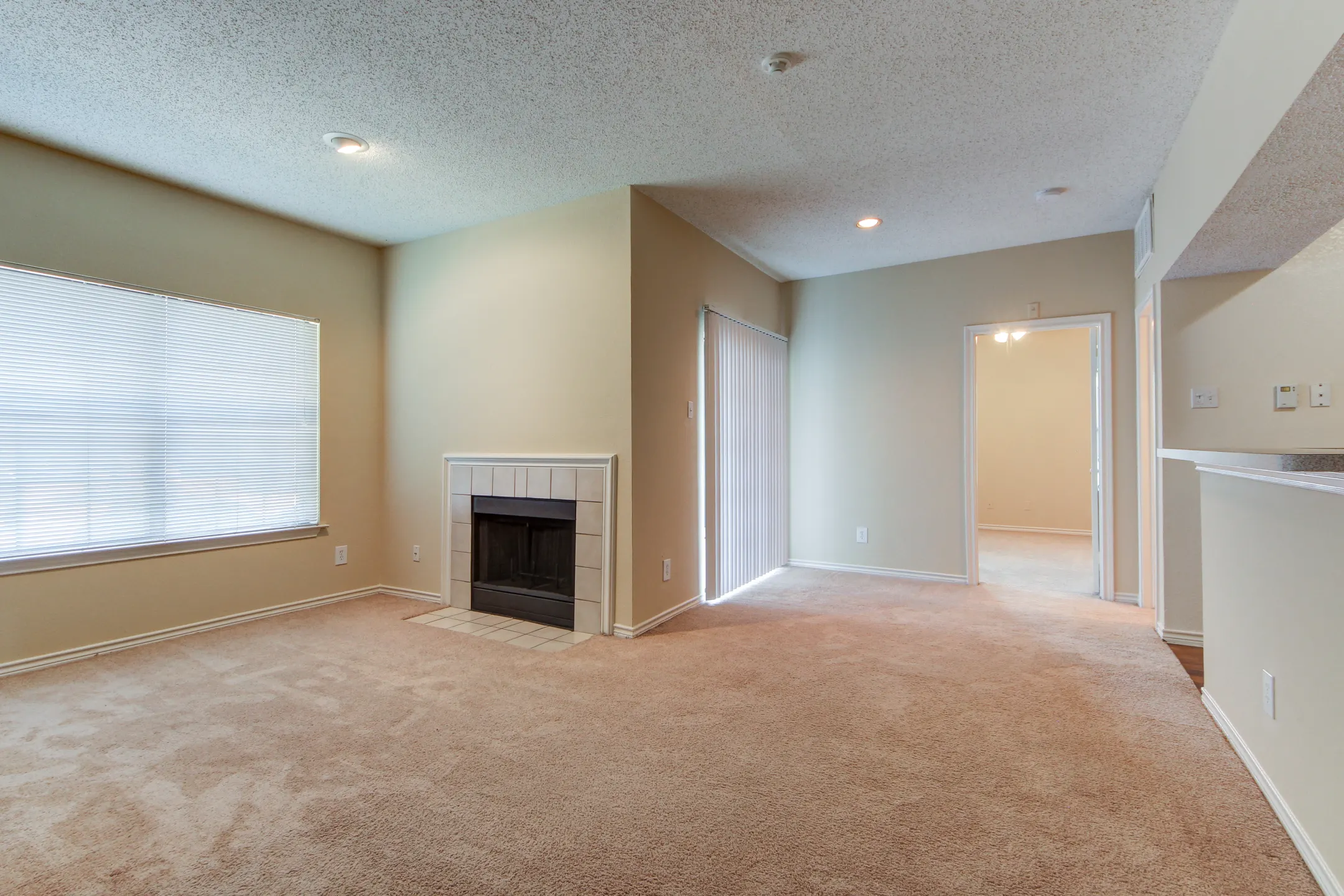 Oaks Hackberry Creek 6901 Valley View Ln Irving, TX Apartments for