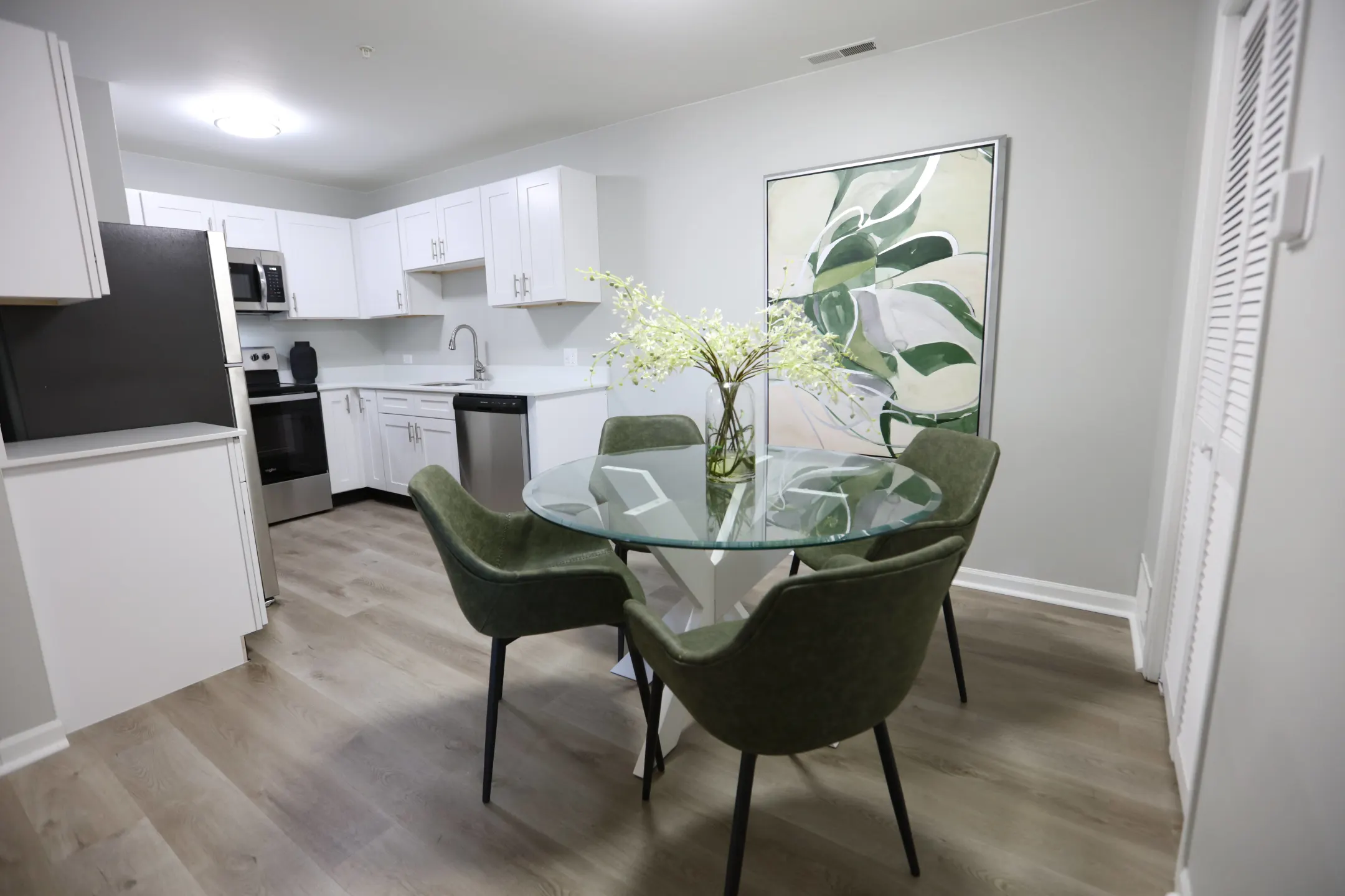 Dining Room - Evergreen Luxury Apartments - Merrillville, IN