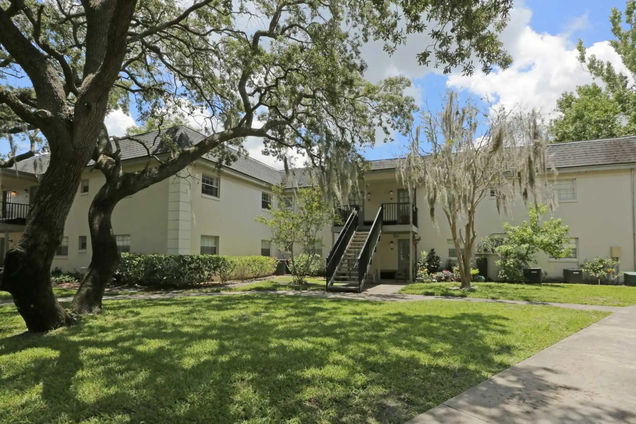 Courtyard - La Aloma Apartments - Winter Park, FL