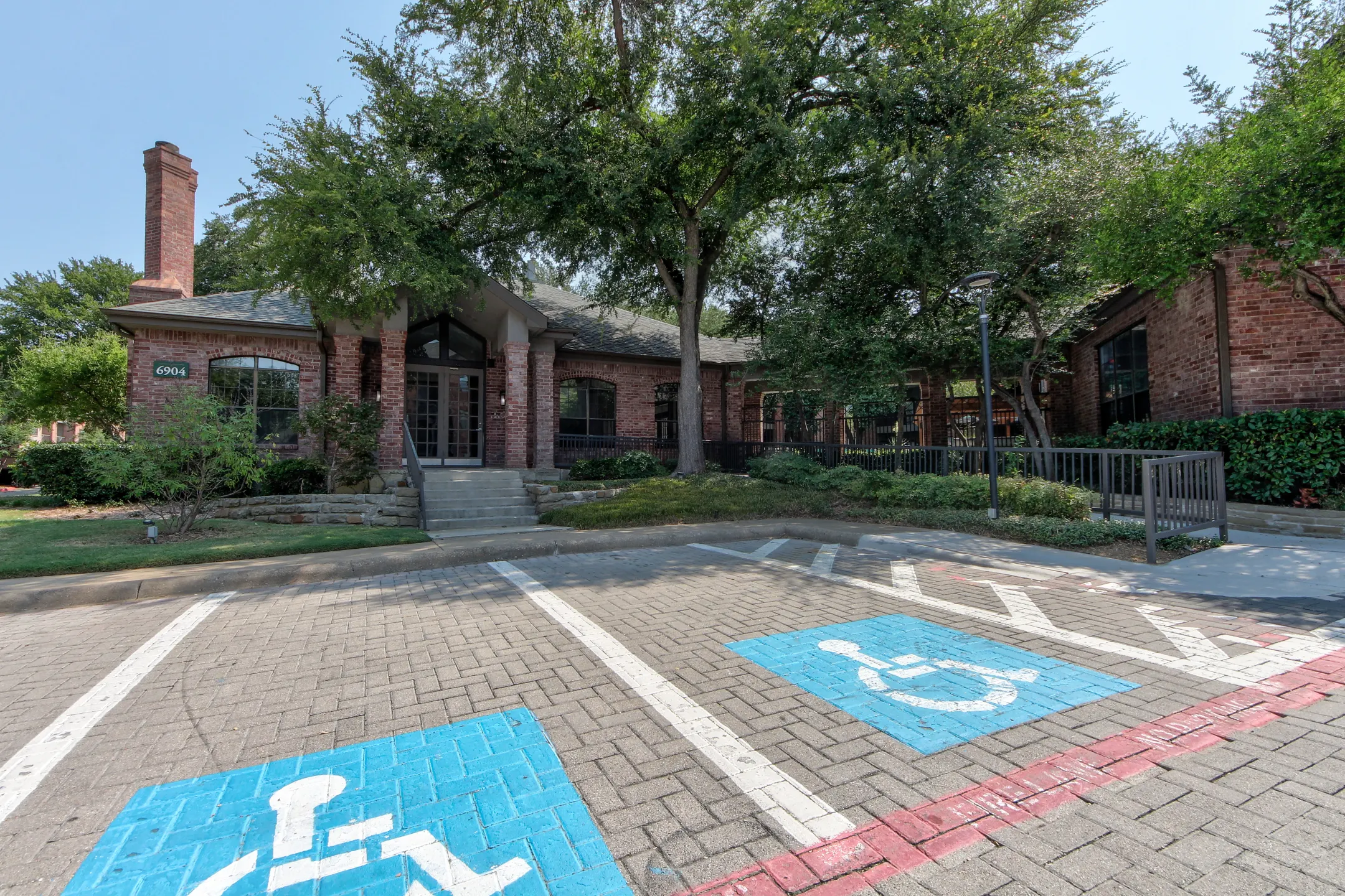 Oaks Hackberry Creek Apartments Irving, TX 75039