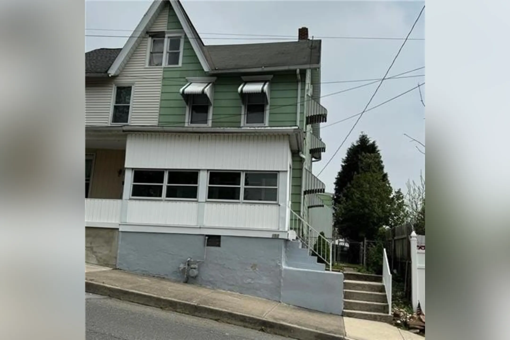 128 Ctr St  