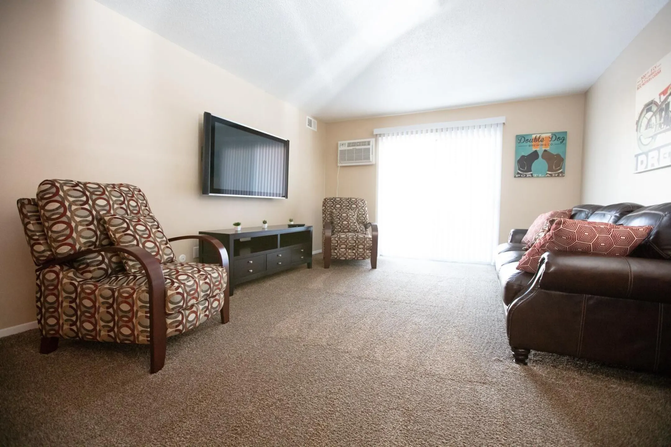 Living Room - Boulder Creek Apartment Homes - Toledo, OH