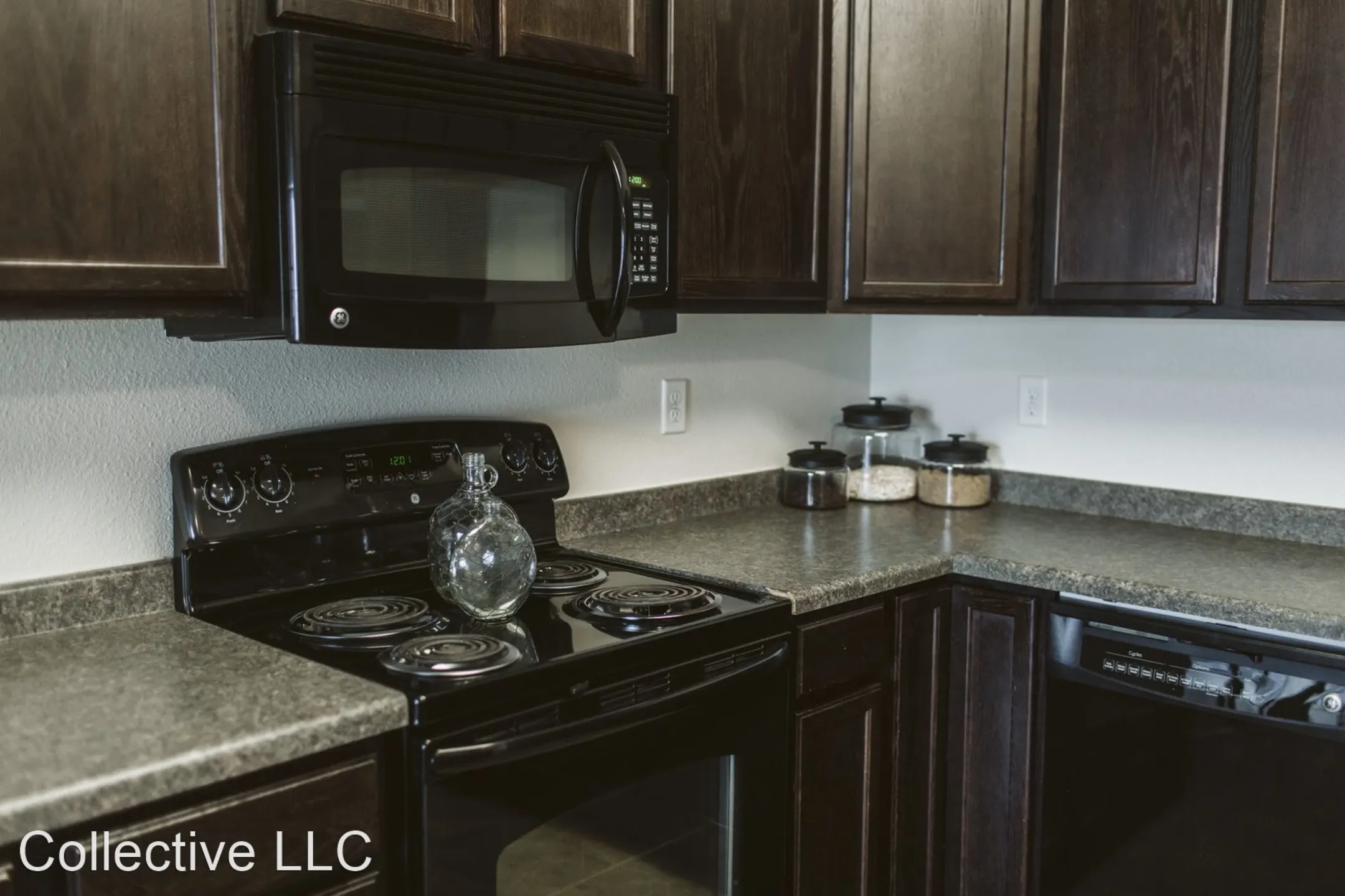 Kitchen - Silver Lake Apartments - Mandan, ND