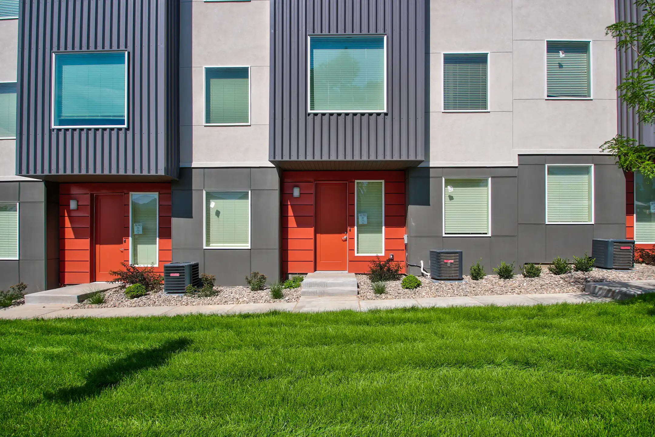 Building - Aero Luxury Townhomes - Layton, UT