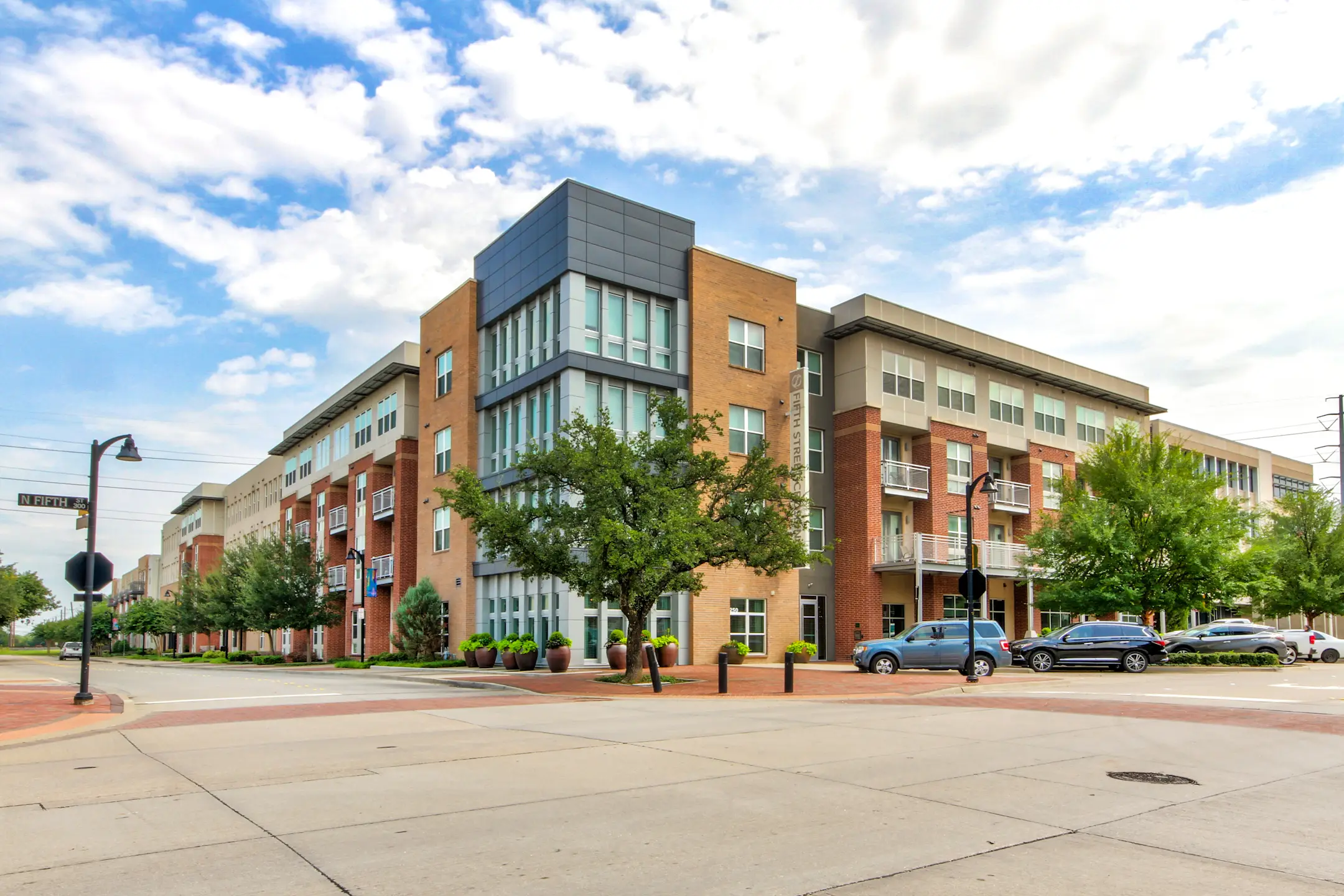 Oaks 5th Street Crossing at City Center Apartments Garland, TX 75040