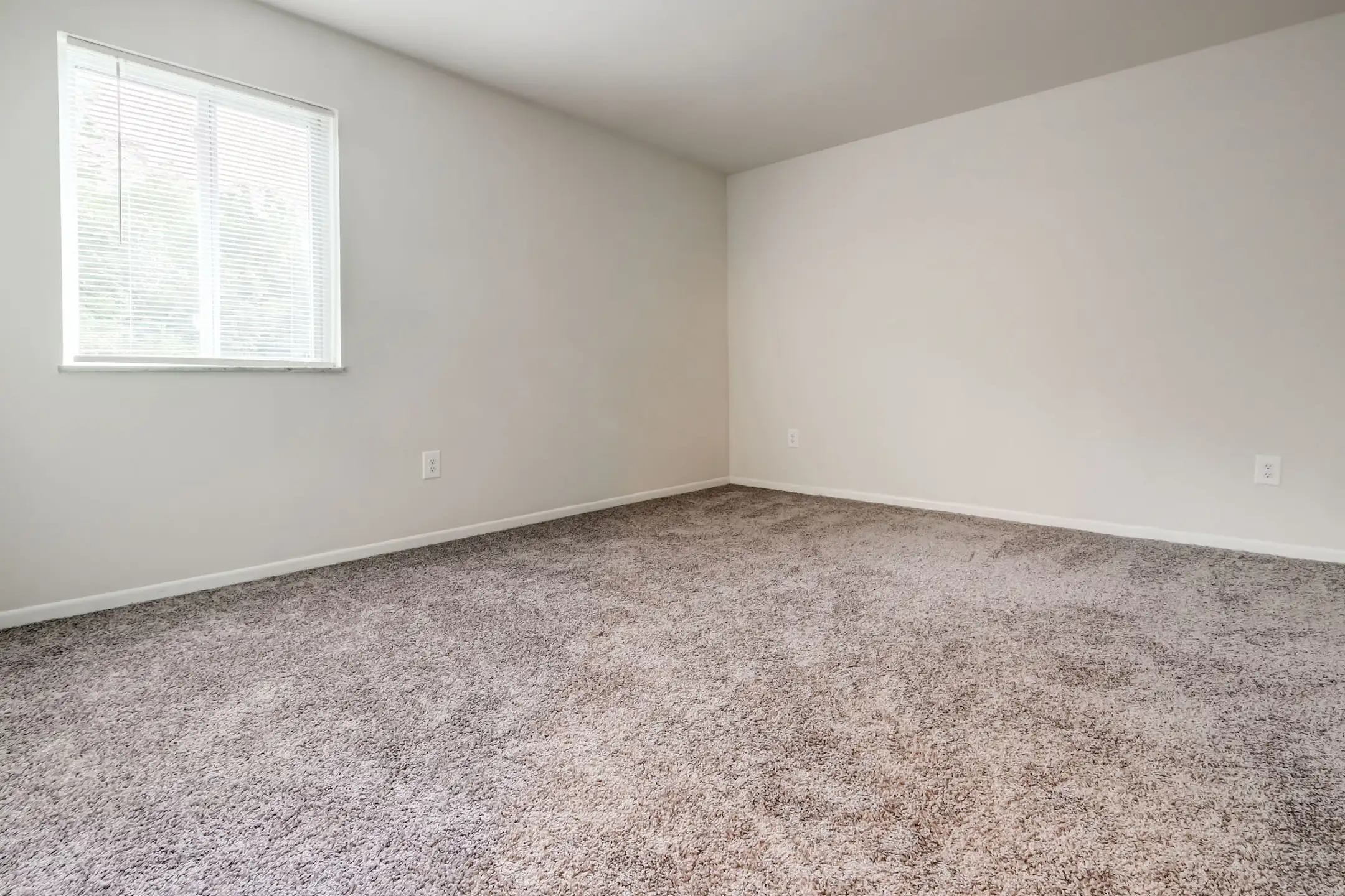 Squires Manor Apartment Homes - South Park, PA