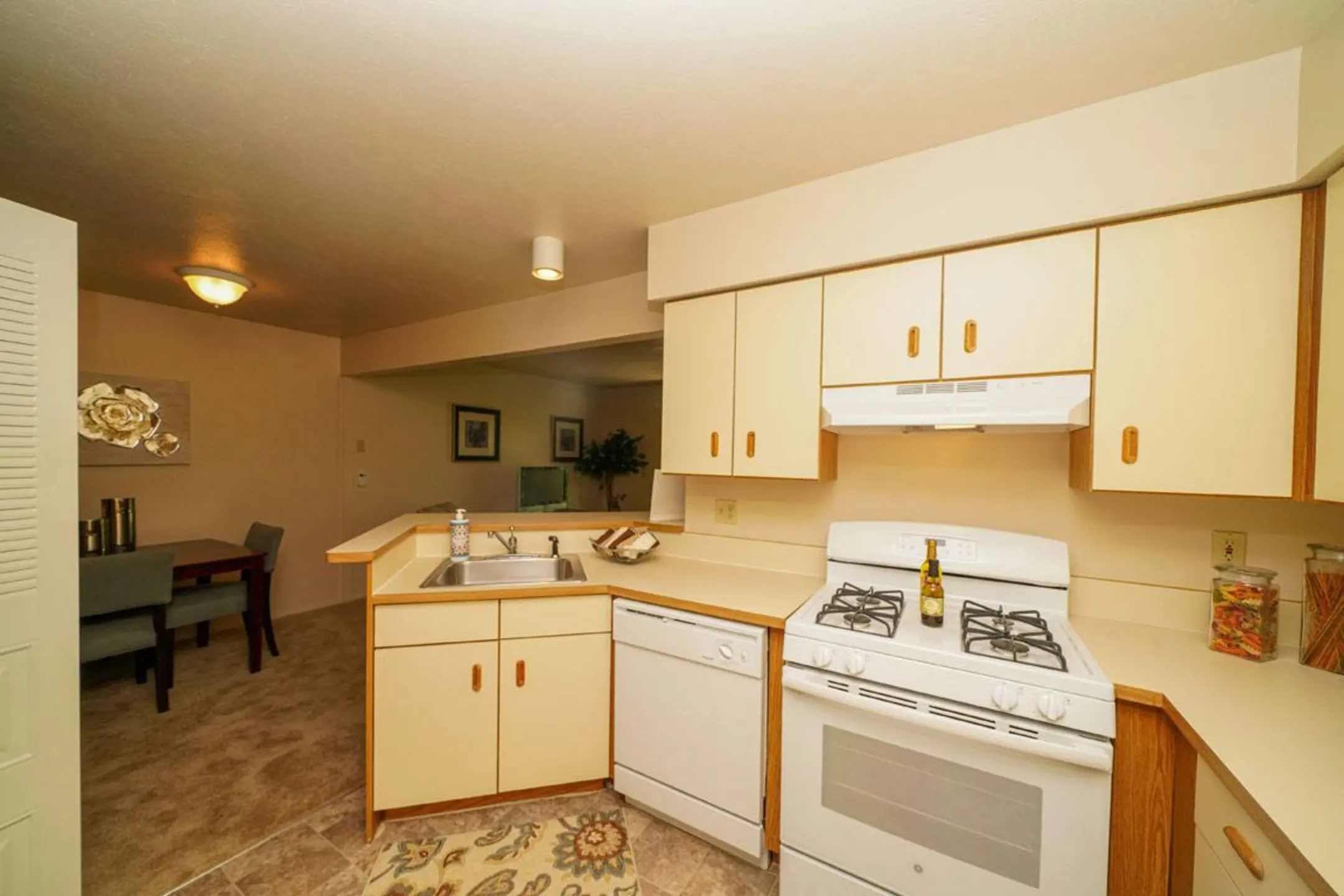 Kitchen - Foxwood Apartments & The Hermitage Townhomes - Portage, MI