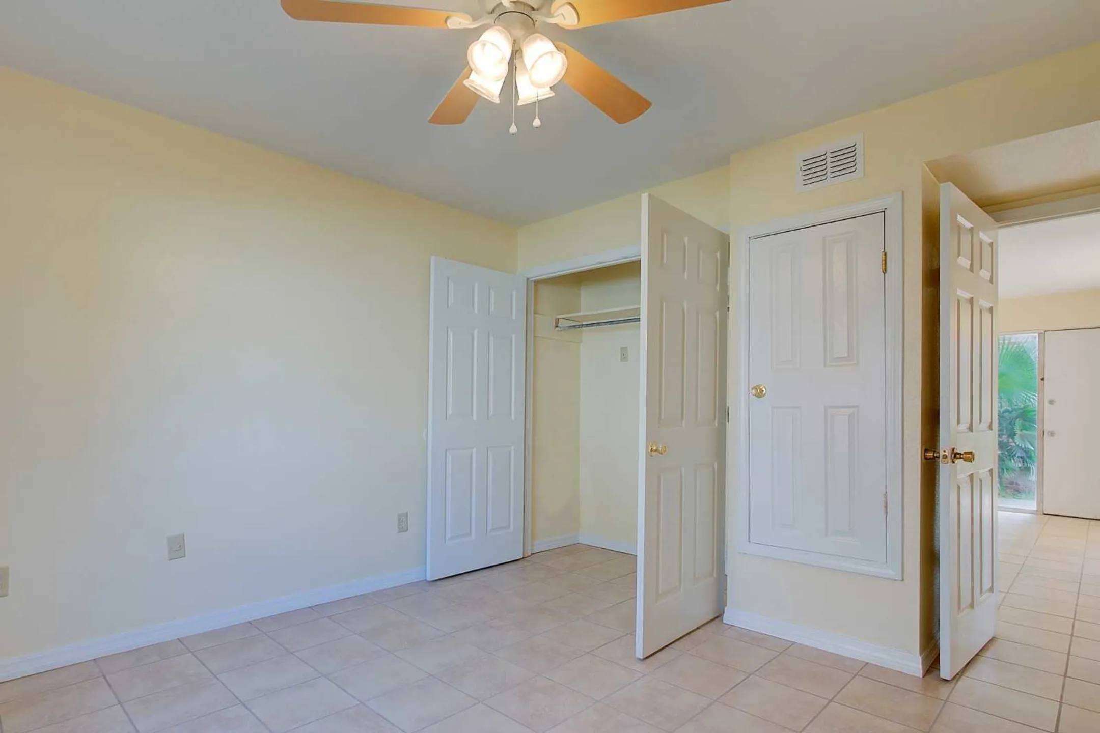 Country Club Apartments 1404 Belair Street Pascagoula, MS