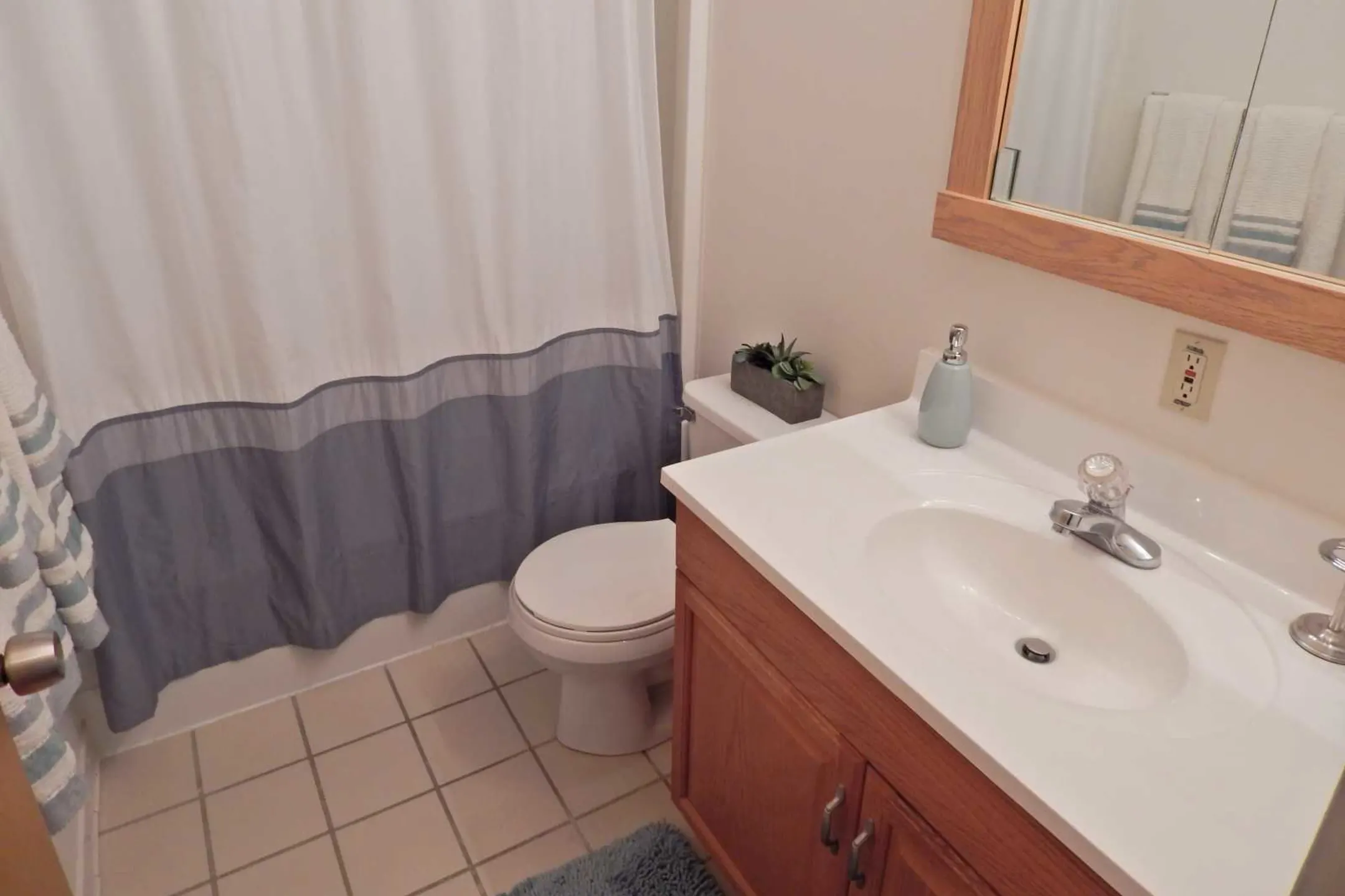 Bathroom - Hamden Ridge - Hamden, CT