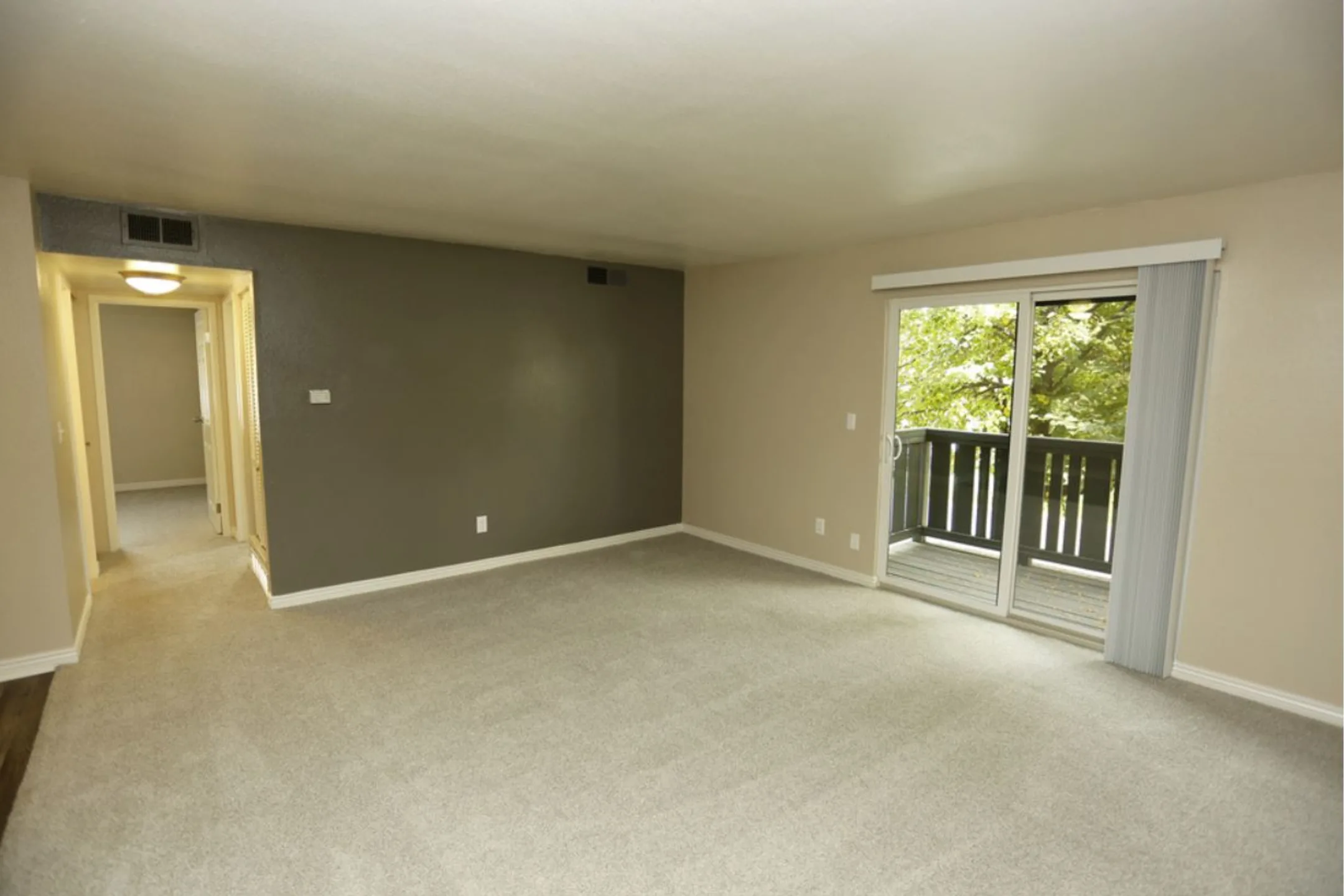 Living Room - Aspenleaf Apartments - Fort Collins, CO