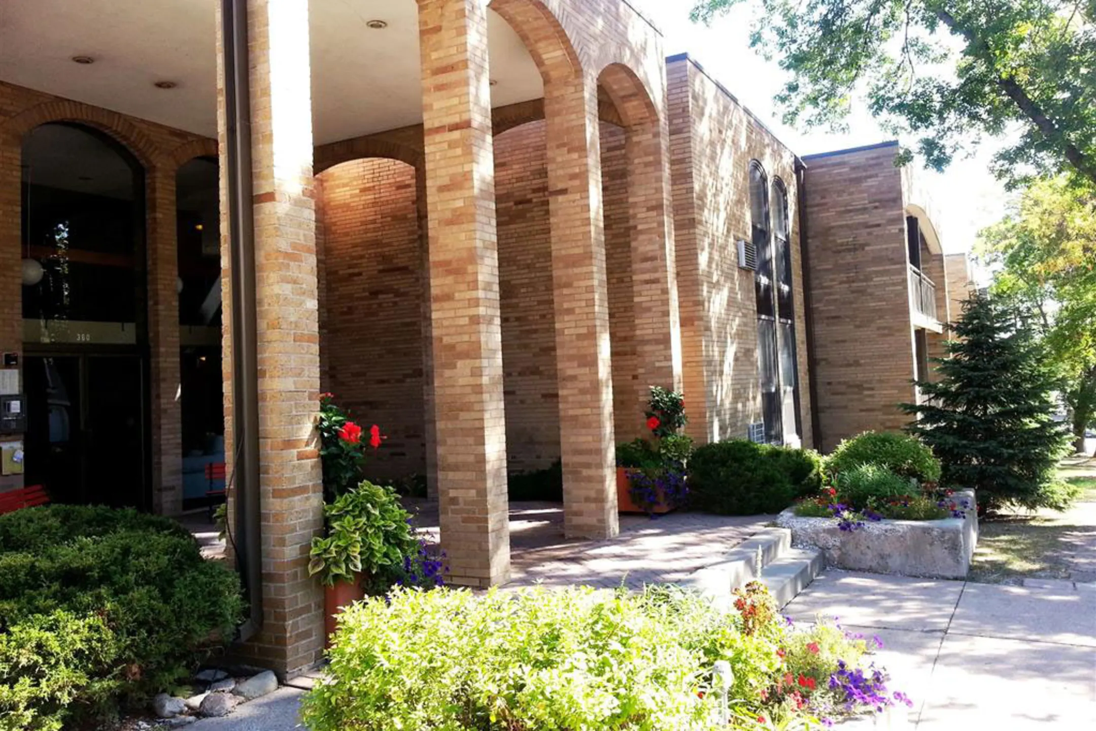 Lexington Hills Apartments - 360 Lexington Pkwy S | Saint Paul, MN 