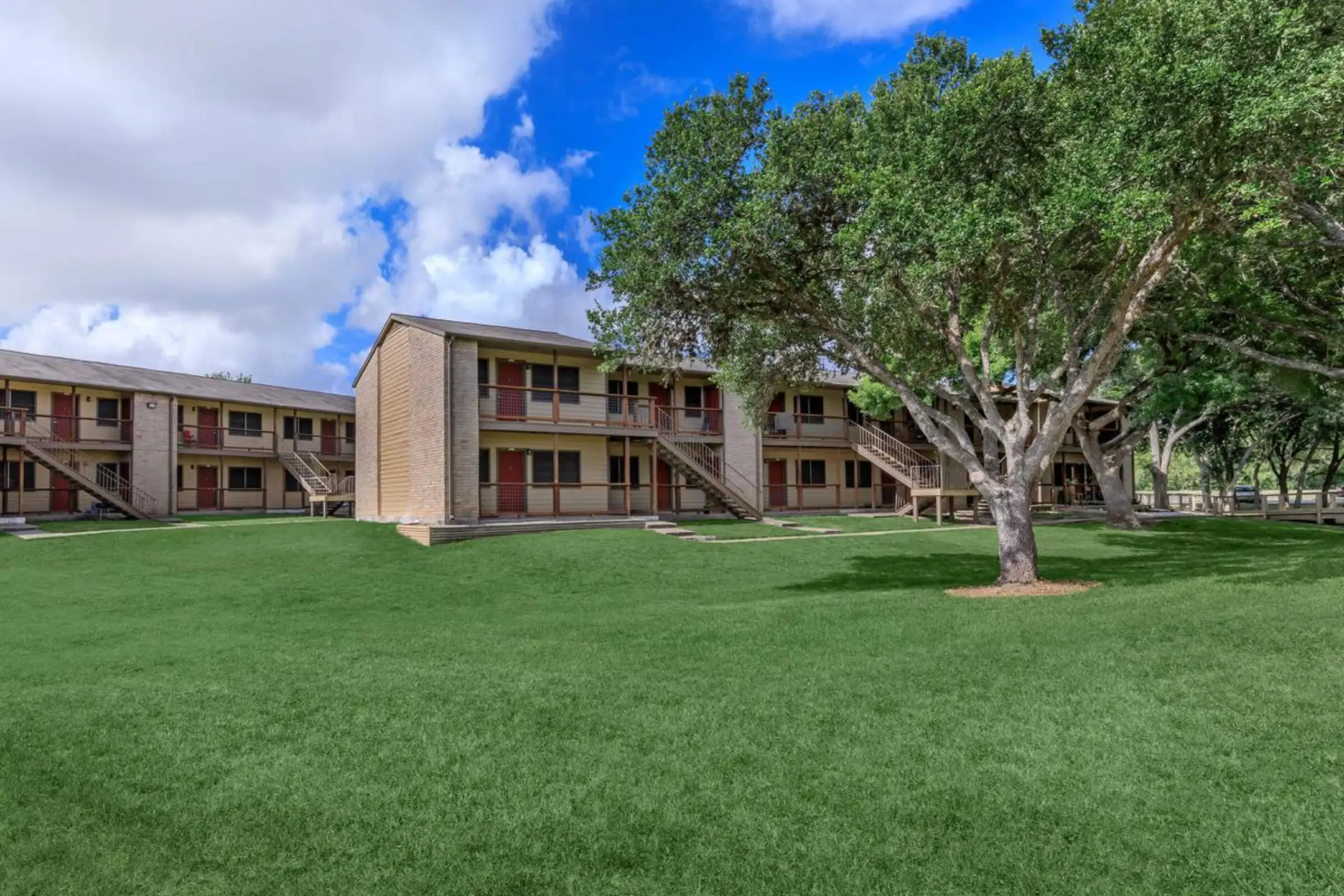 Eagle's Landing Apartments Beeville, TX 78102