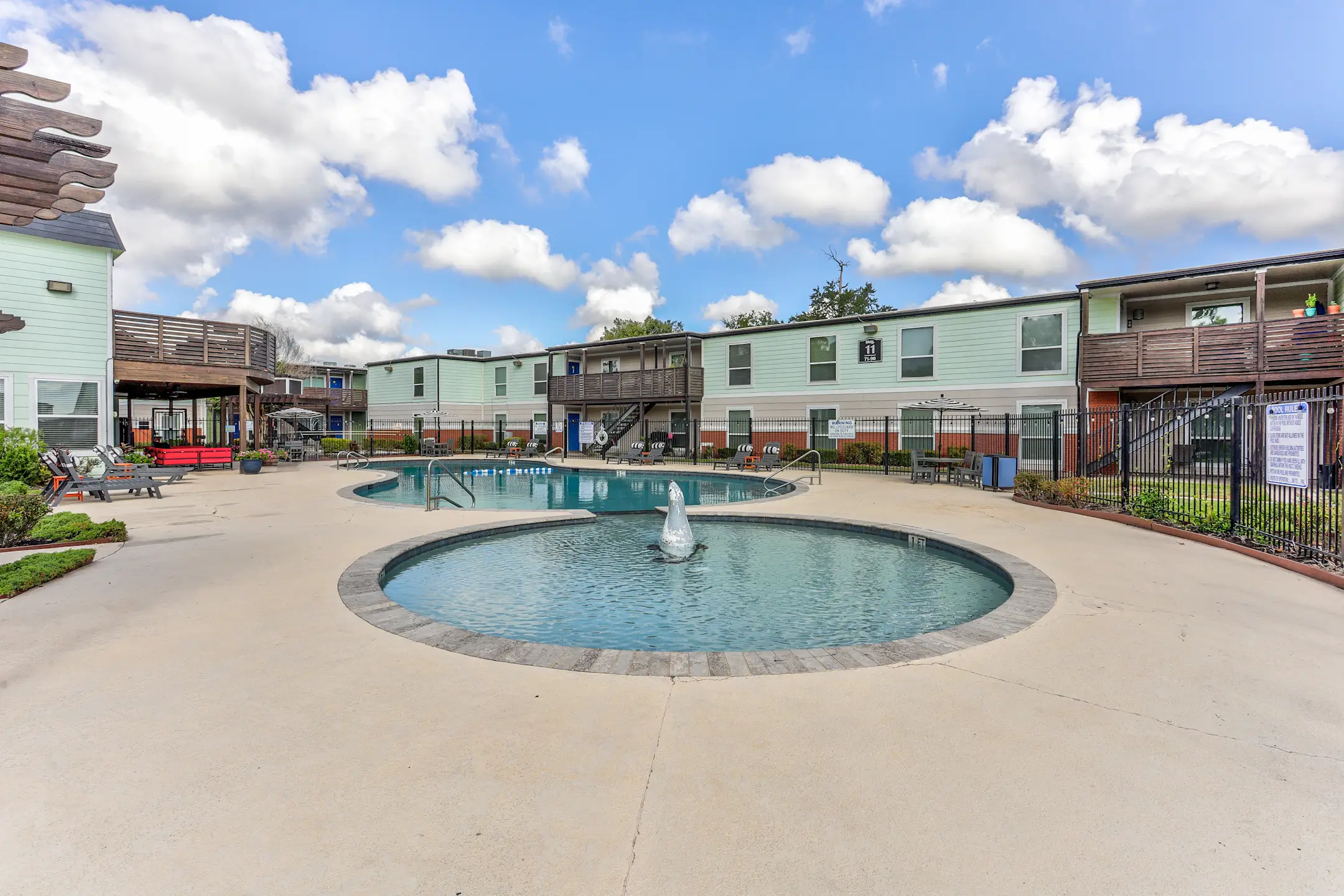 Pool - Montabella at Oak Forest - Houston, TX