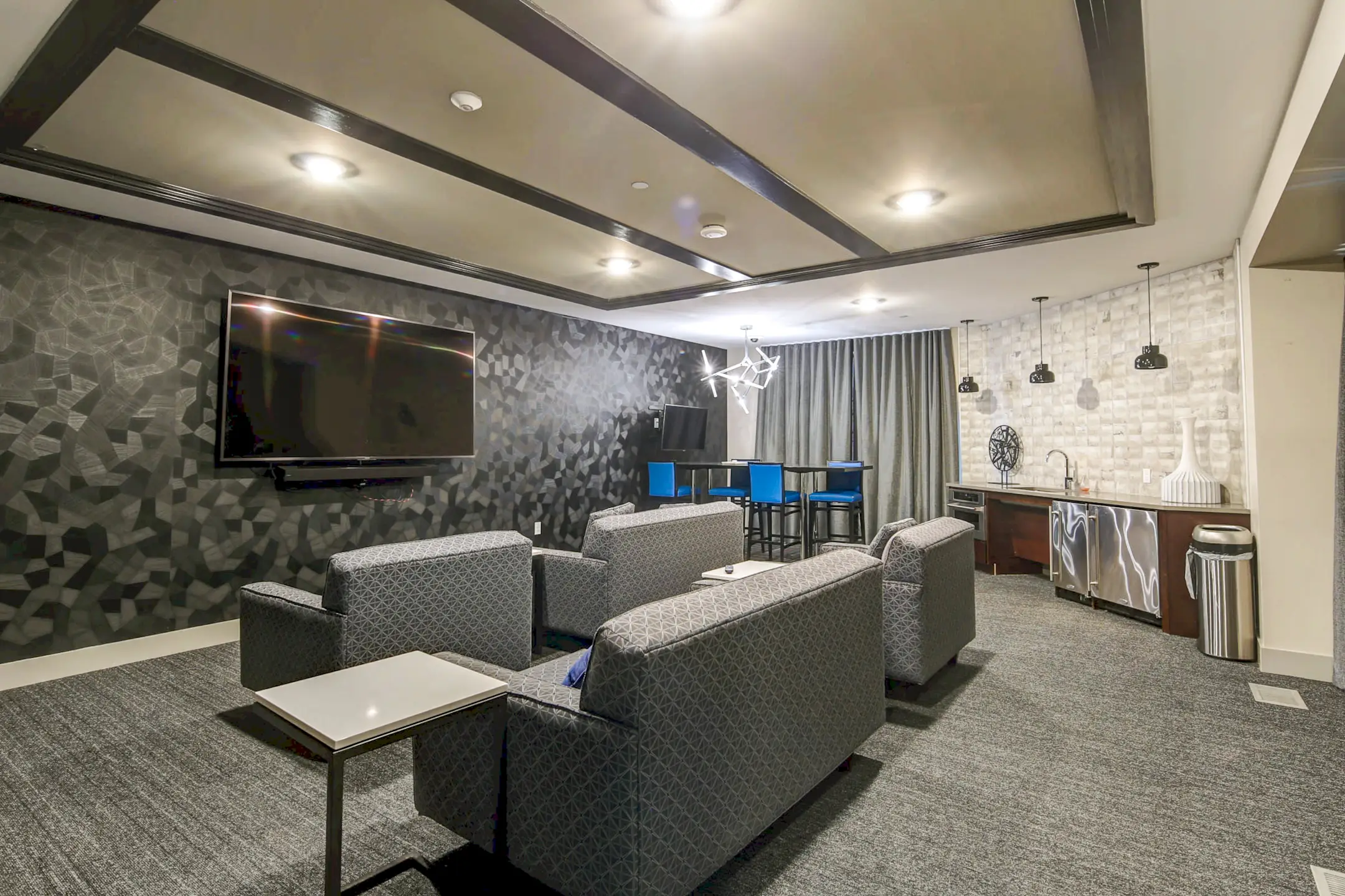 Buckingham Place 750 E. Northwest Hwy Des Plaines, IL Apartments