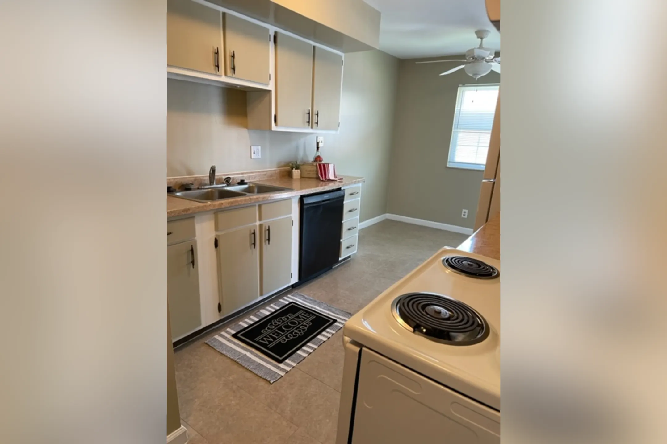 Kitchen - Ashbury Apartments - Kokomo, IN