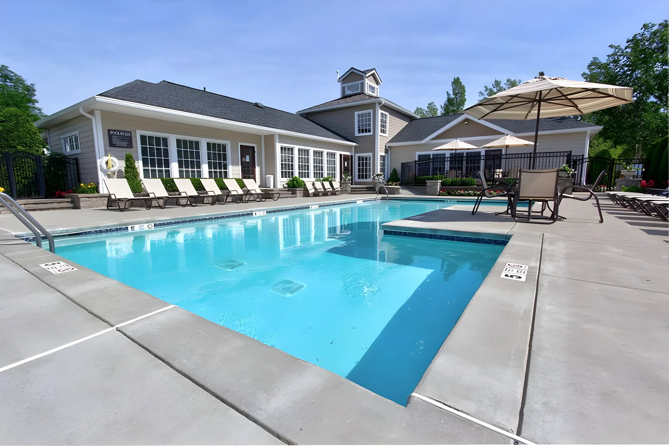 Pool - Country Club Manor Apartments - Williamsville, NY
