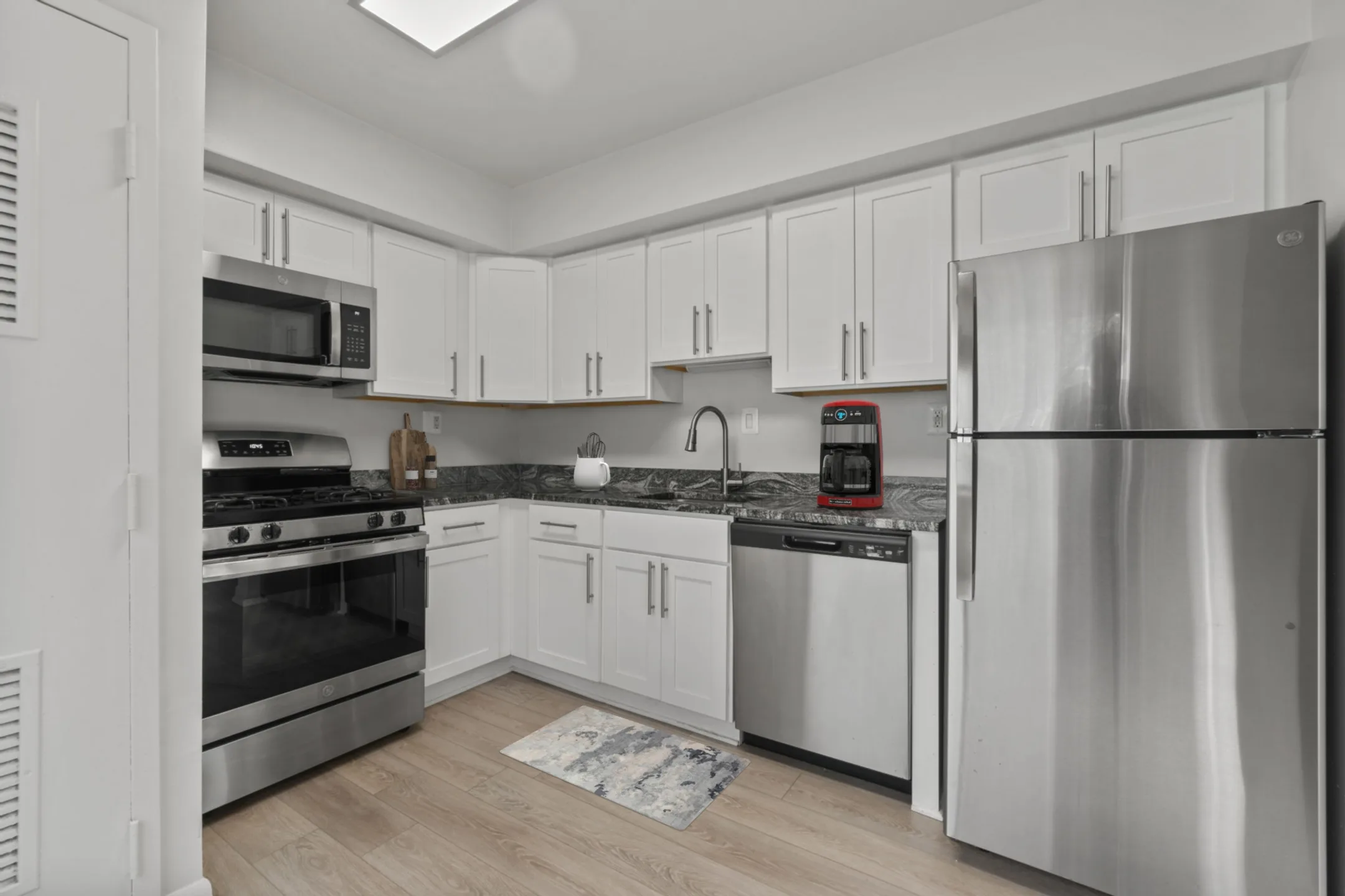 Kitchen - Rollins Park Apartments - Rockville, MD