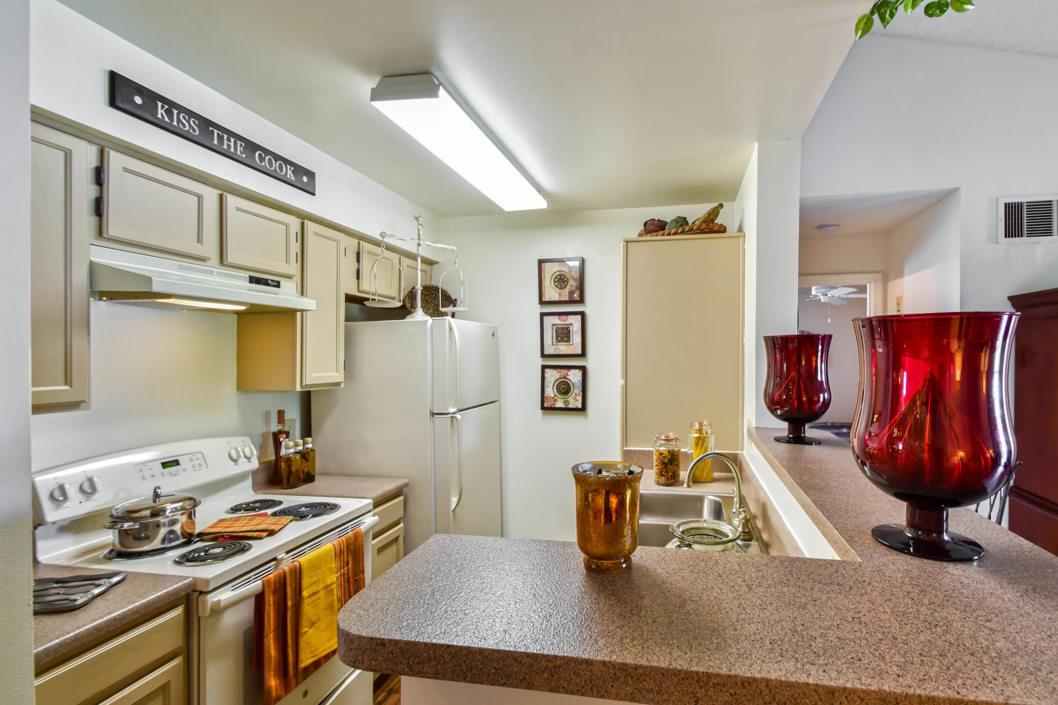 Kitchen - Colonial Pointe Apartments - Orlando, FL