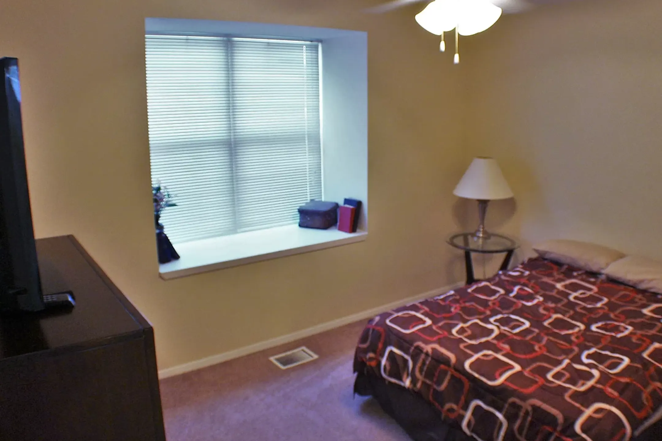 Newbury Village Apartments Burlington, IA 52601