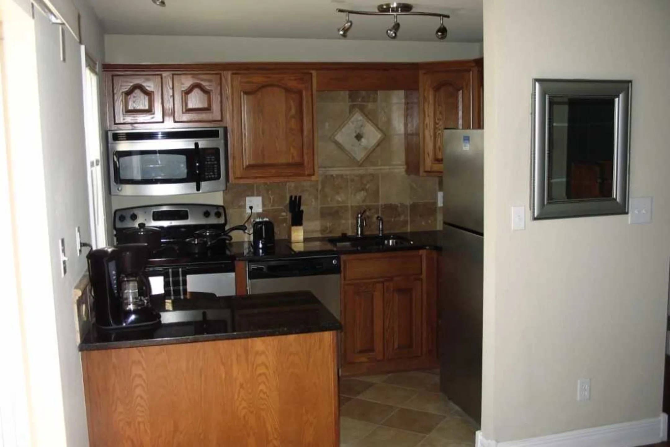 Kitchen - Westport Manor - Kansas City, MO