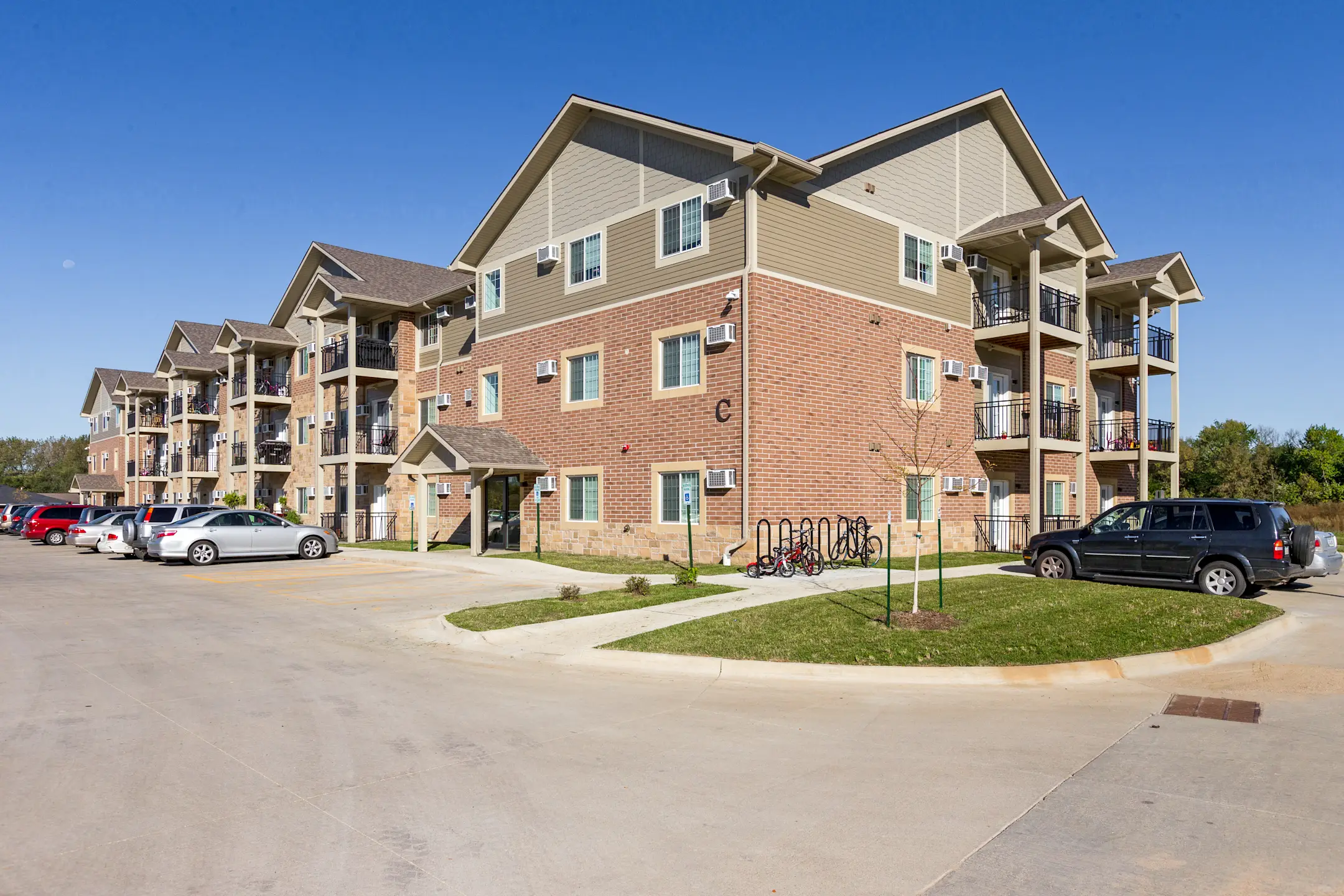 Hilltop Apartments 3720 E Douglas Ave Des Moines, IA Apartments for