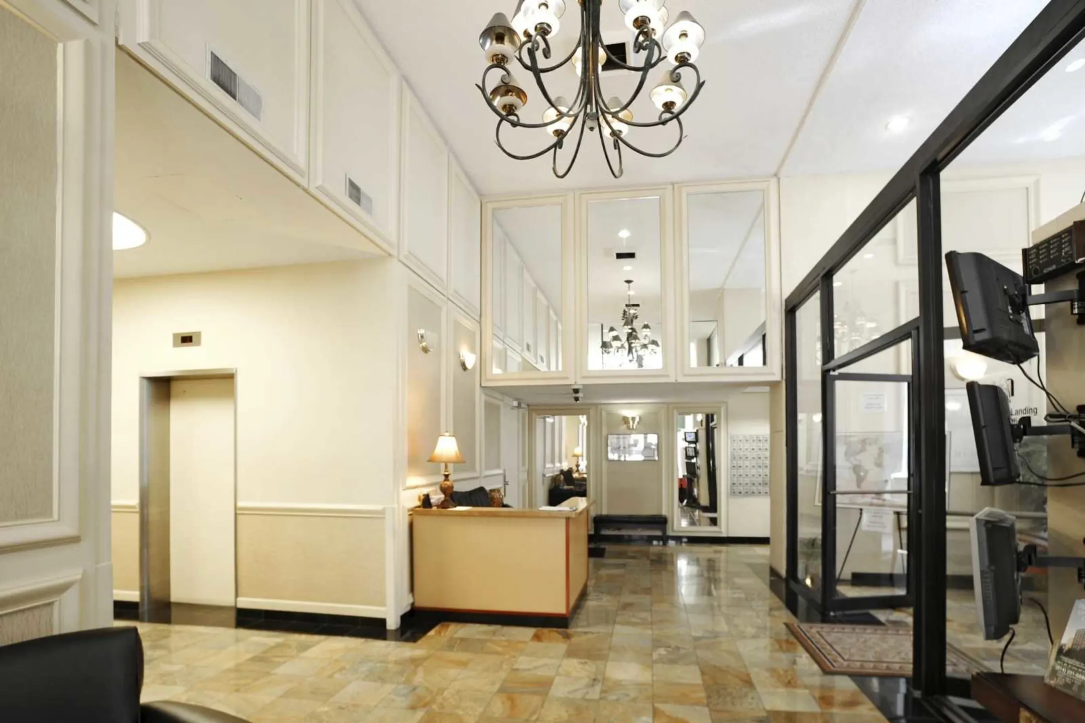 Foyer, Entryway - The Gentry's Landing - Saint Louis, MO