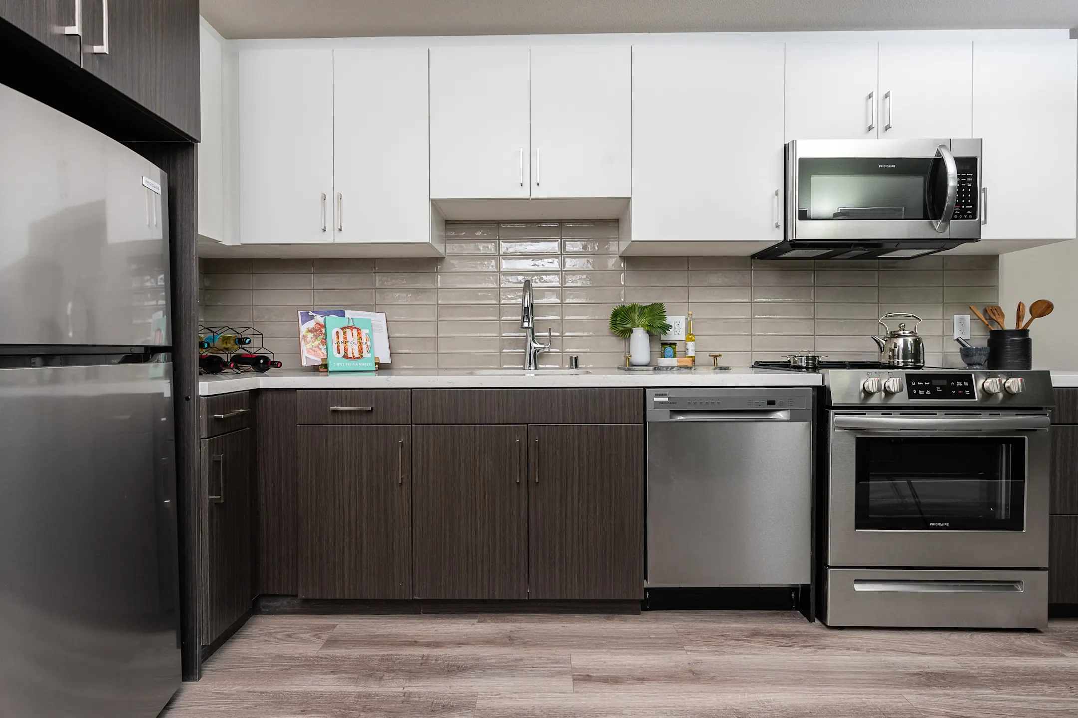Kitchen - Emerald Apartments - Los Angeles, CA