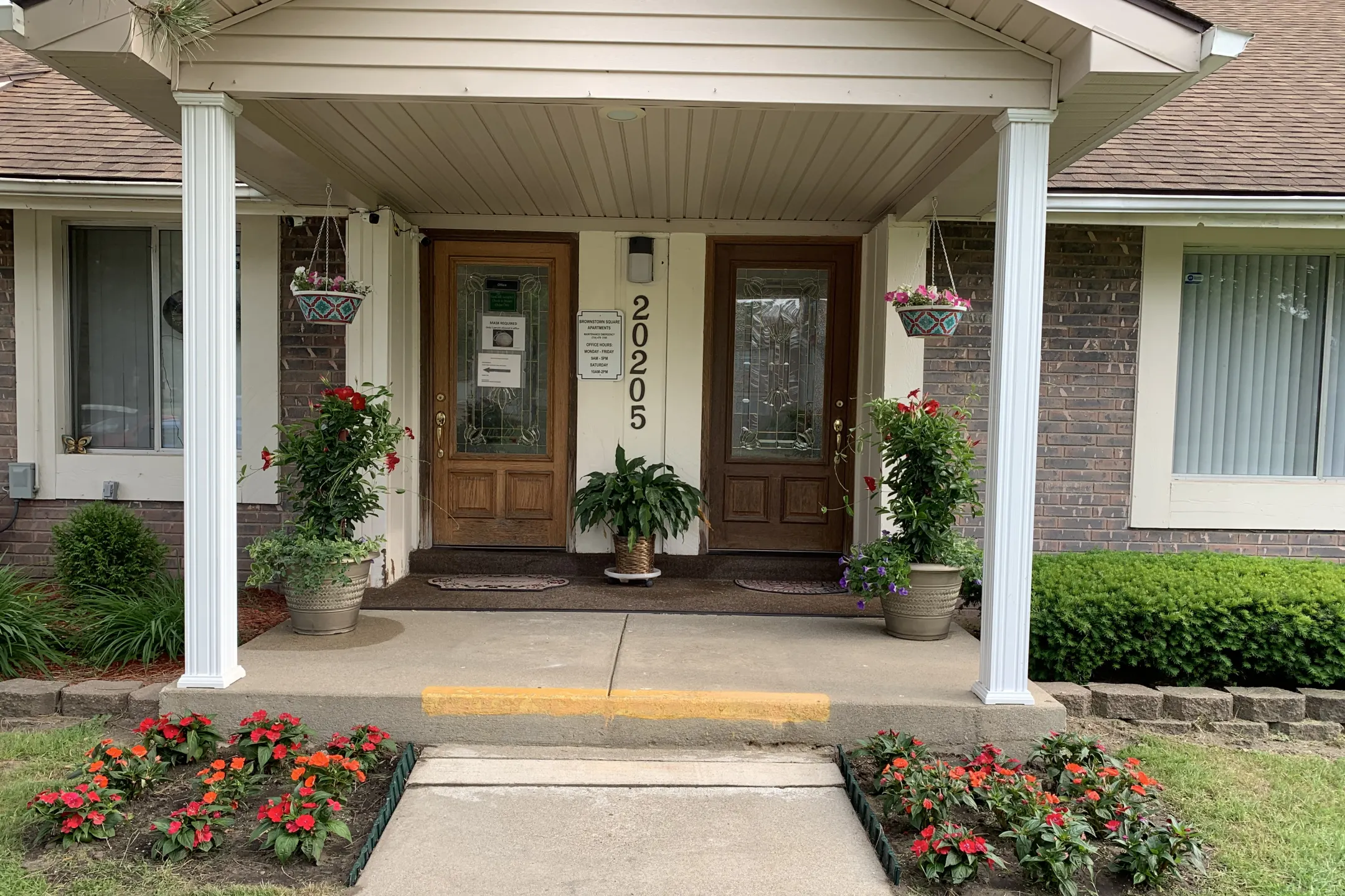 Brownstown Square Apartments 20205 Telegraph Rd Romulus, MI