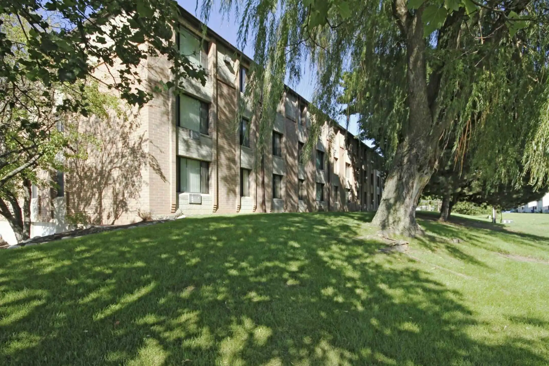 Building - Riverwood Court Apartments - Milwaukee, WI