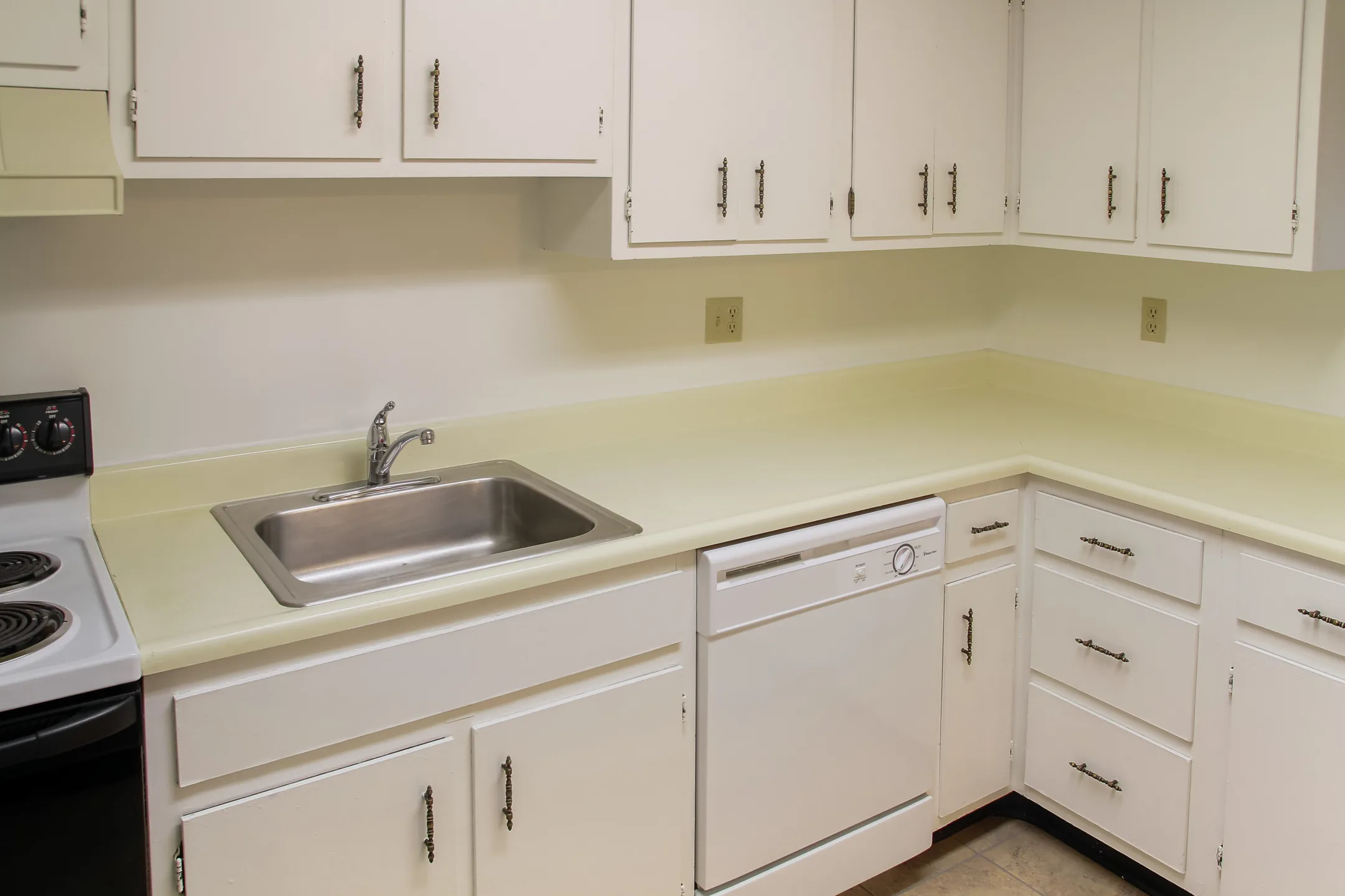 Kitchen - Colony Bay Apartments - Fort Wayne, IN