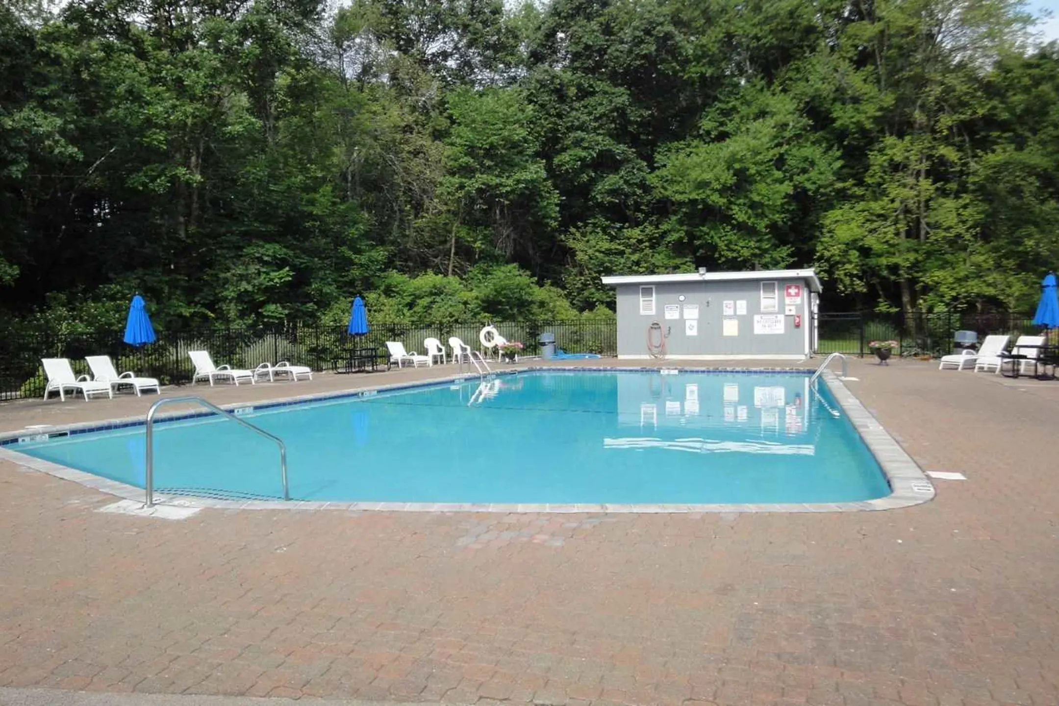 Pool - Ramblestone Apartments - Bloomfield, CT
