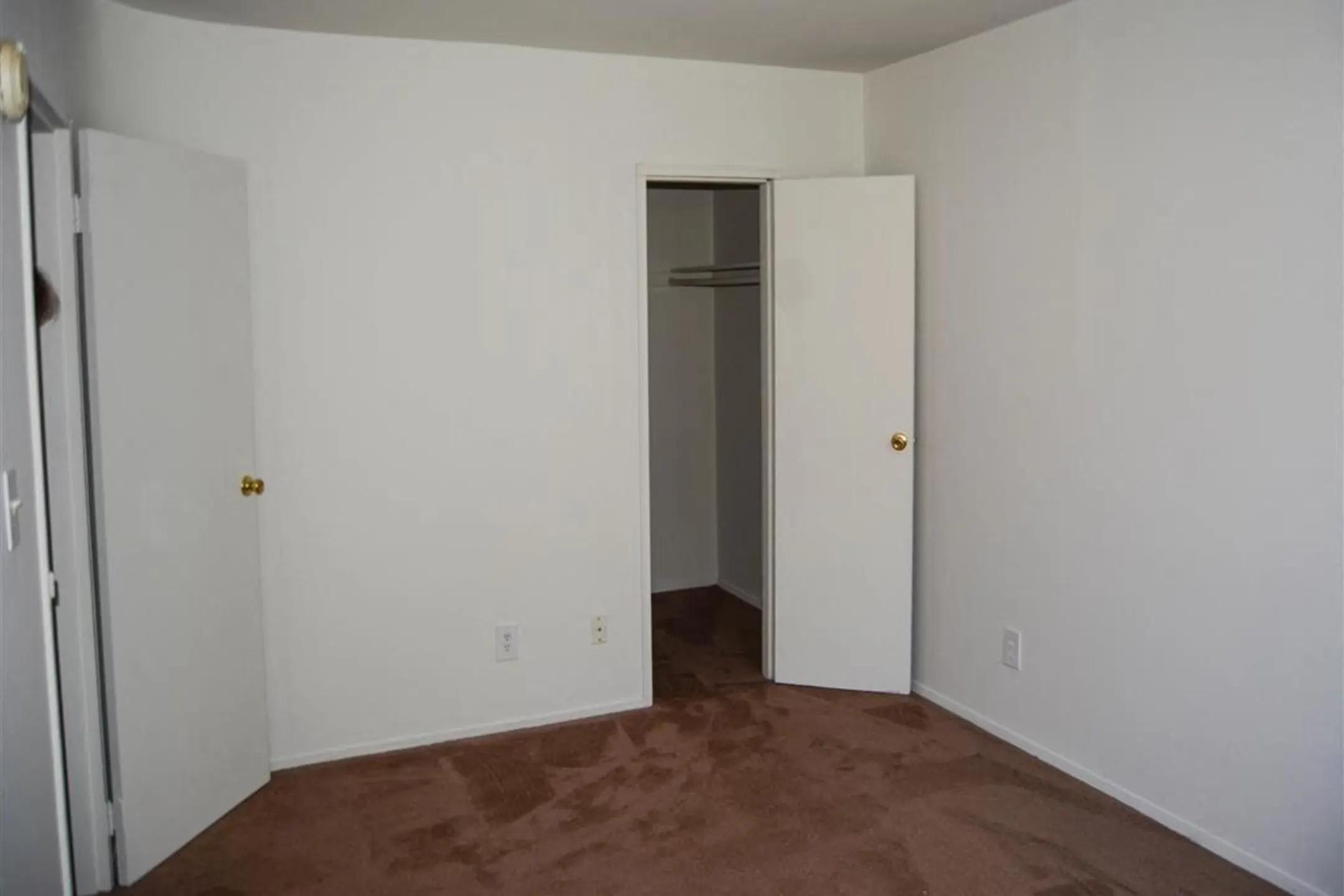 Brookwood at Holbrook 835 Broadway Avenue Holbrook, NY Apartments