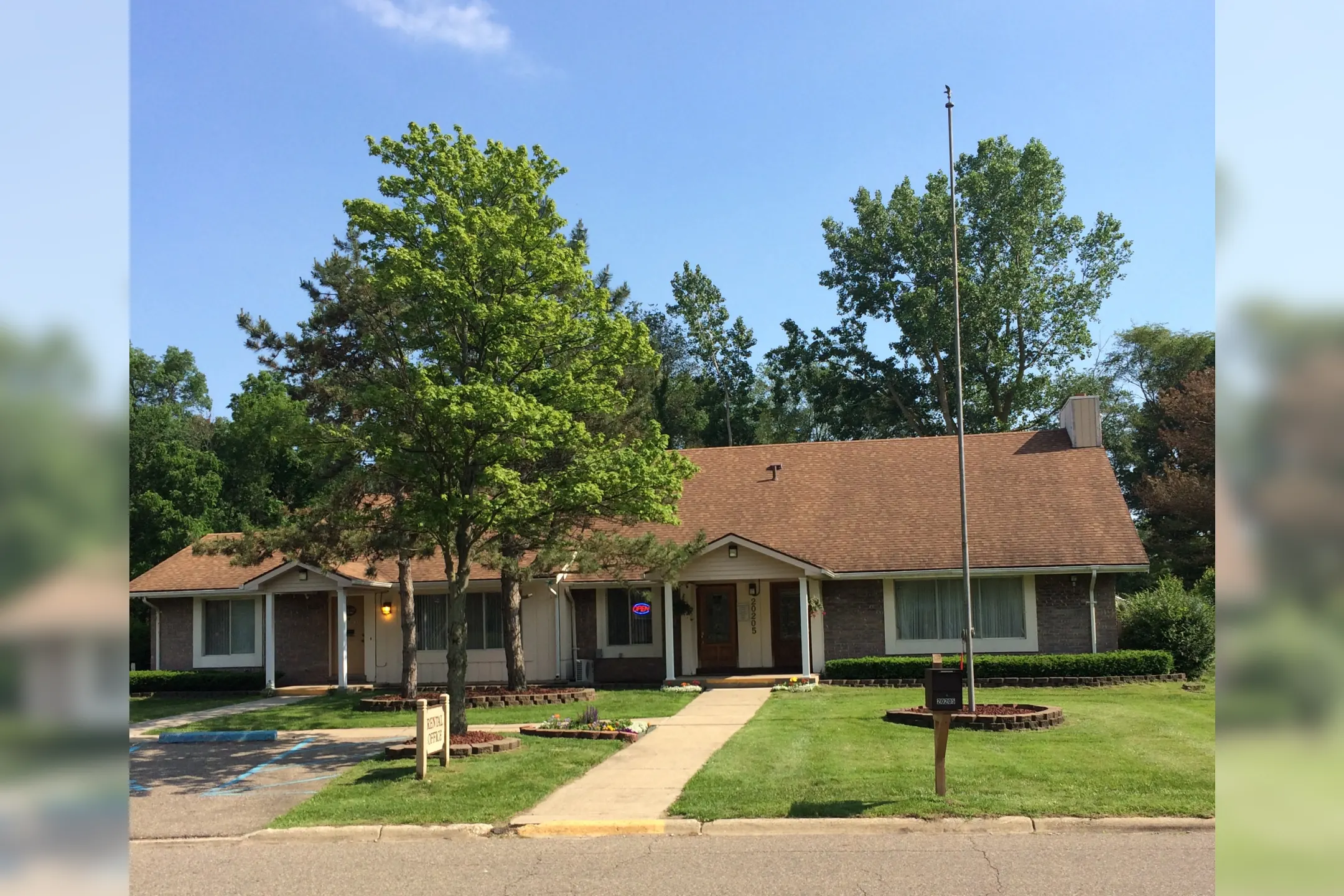 Brownstown Square Apartments 20205 Telegraph Rd Romulus, MI