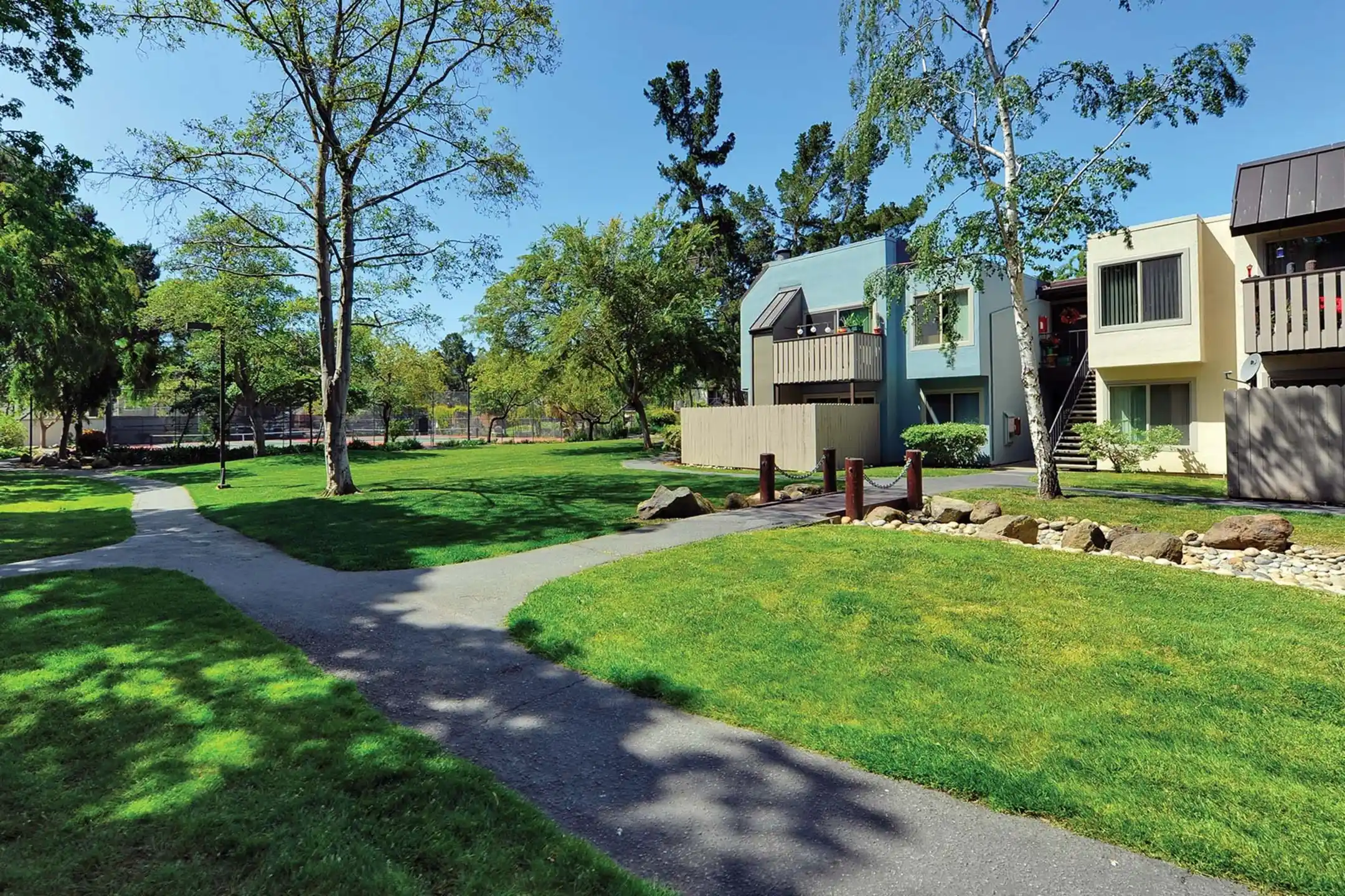Building - Laurel Crossing Apartments Homes - San Mateo, CA