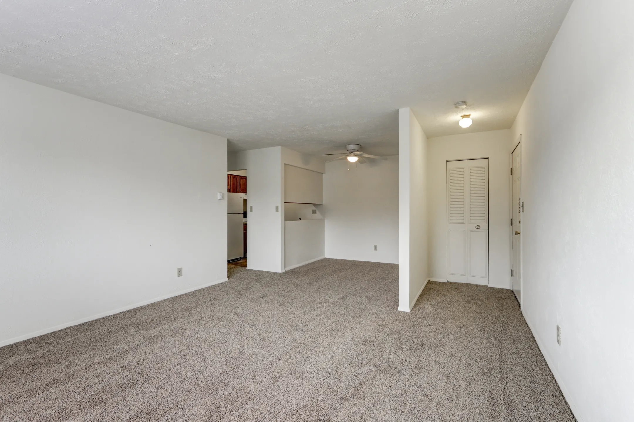 Living Room - Farmington Hills Apartments - Elkhart, IN