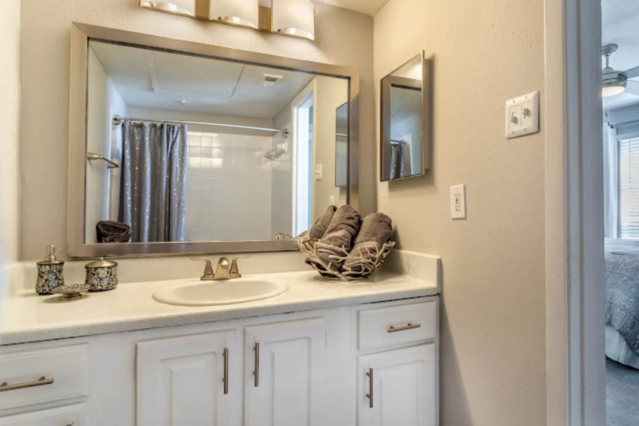 Clear Lake Apartments - Houston, TX 77058