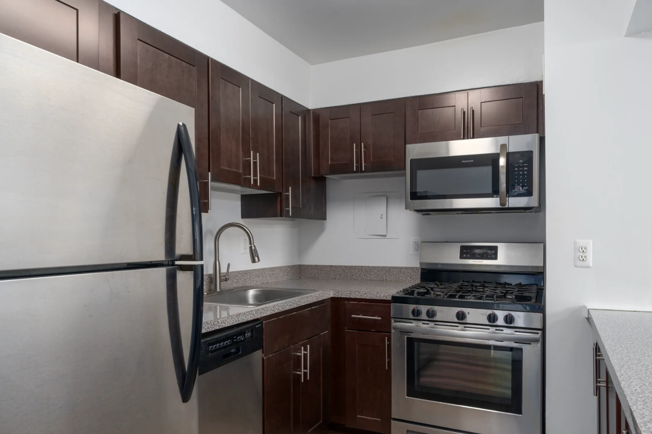 Kitchen - Courtside Square Apartments and Suites - King of Prussia, PA