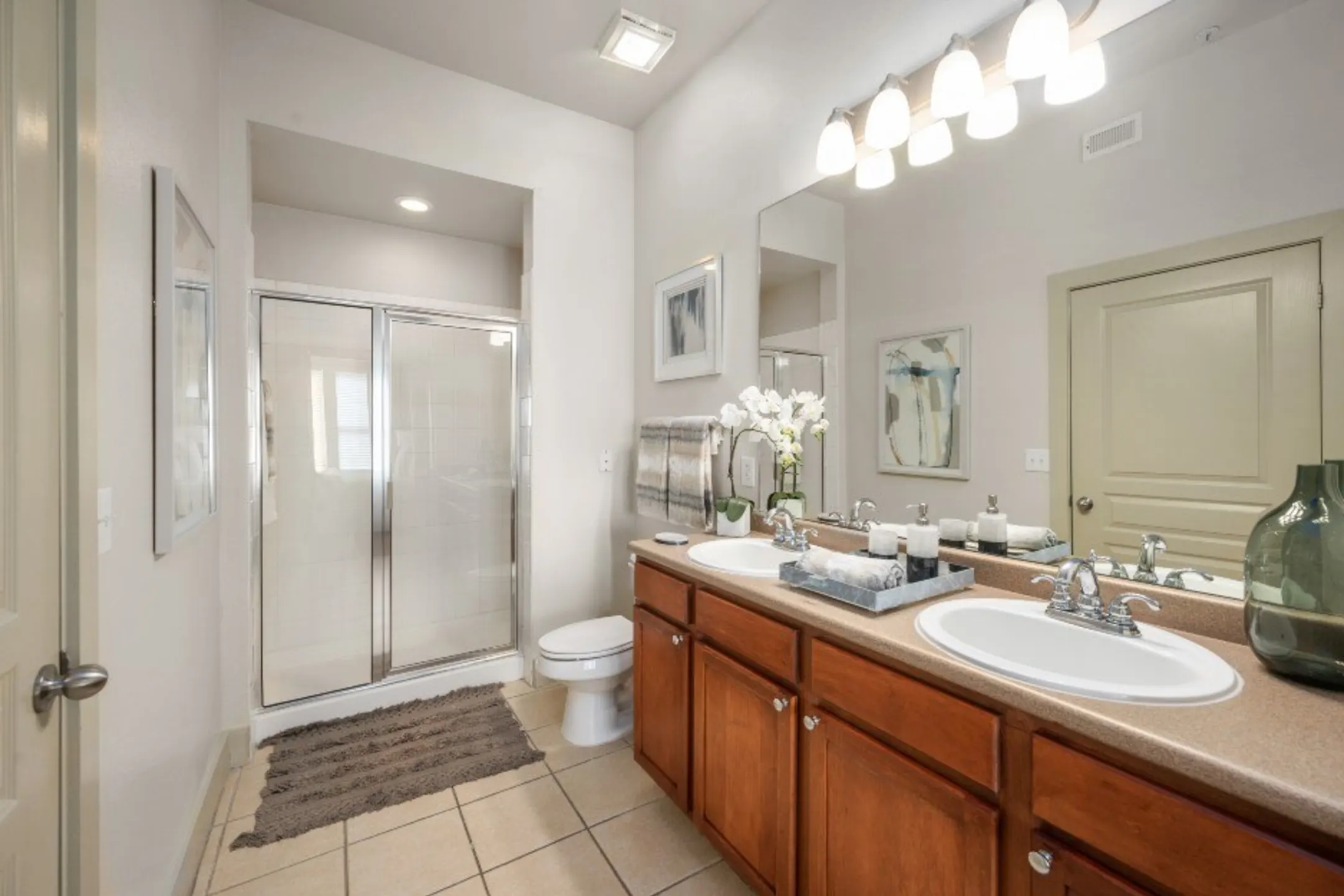 Bathroom - Galleria Parc Apartments - Houston, TX