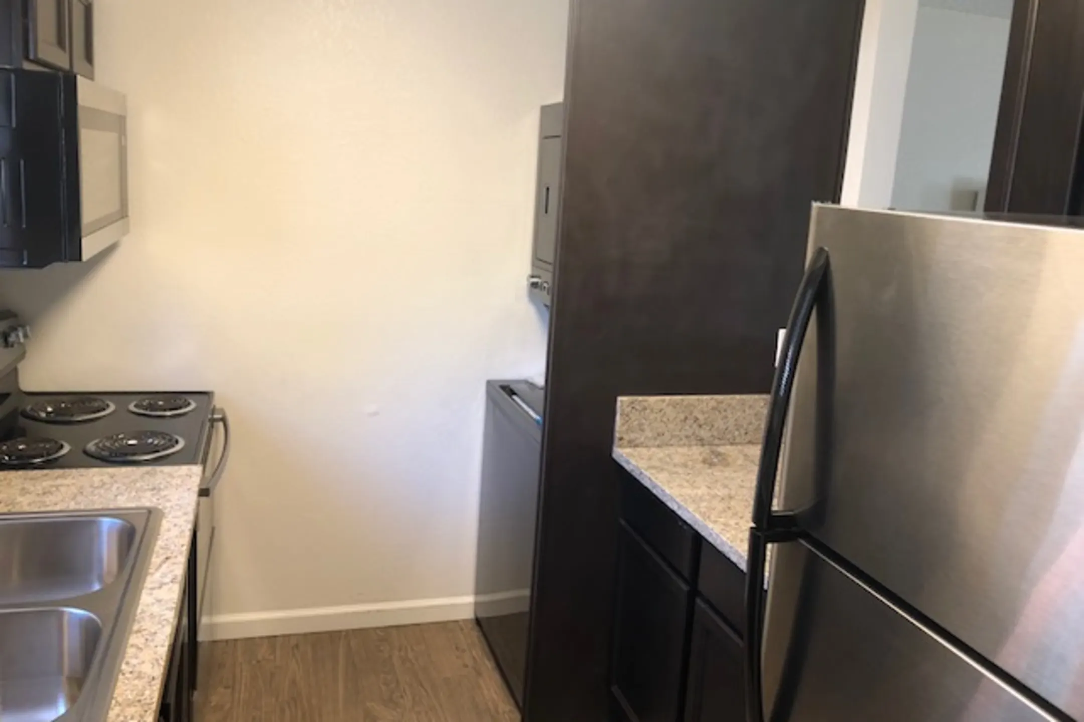 Kitchen - Reno Vista Apartments - Reno, NV